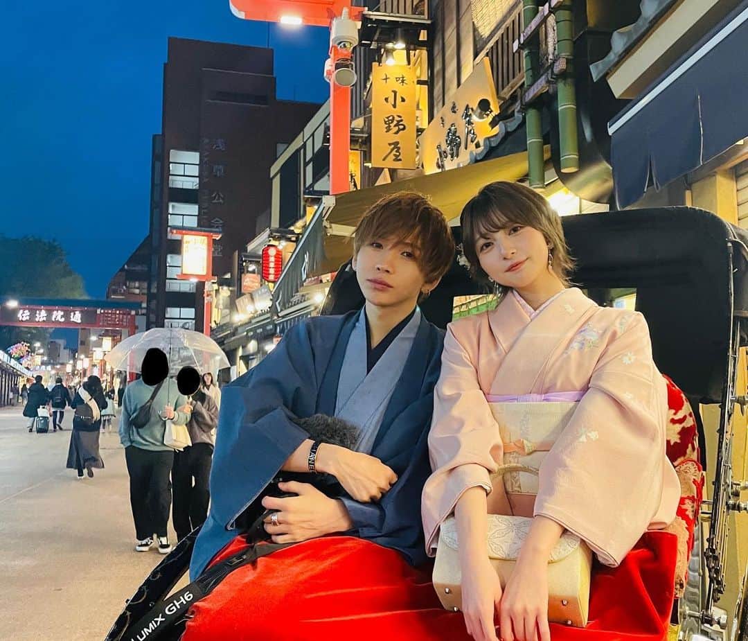 のインスタグラム：「タケヤキ翔さんのチャンネルにお邪魔させて頂きました〜🍡🌸 見てくれたでしょうか！！  桜が咲いてる時期に浅草行ったの結構初めてだったかもしれない💭 凄く凄く綺麗だった🌸  そして翔さんと人力車で撮って貰ったり、翔さんに撮って貰ったりなどしたので記念にのせとく🏮💭  食べ歩きとても楽しかった〜🍡 ありがとうございました！🍓」