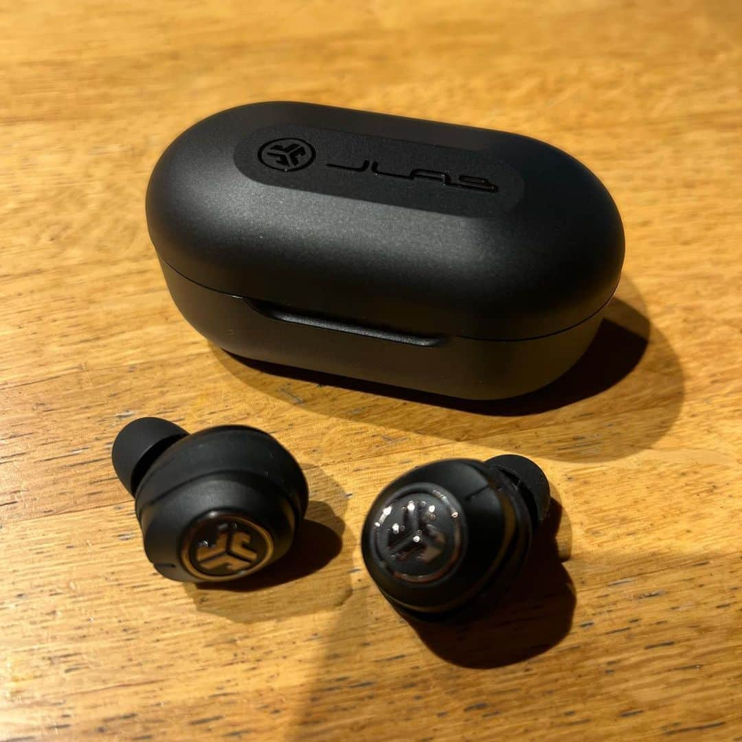 小椋裕介さんのインスタグラム写真 - (小椋裕介Instagram)「. .  「JBUDS AIR ANC TRUE WIRELESS」  新たにワイヤレスイヤホンを入手。  最大40時間連続再生とアクティブノイズキャンセル機能で、日々の生活やトレーニング、勉強が捗ります！  充電ケーブルがケースと一体になっていてかなり便利。 音量操作もタッチで可能。スマホを取り出す手間が省けます。  #jlab #jlabjapan #yourkindoftech #ワイヤレスイヤホン  @jlab.japan  @jlabaudio」4月7日 19時10分 - yusuke_ogura1993