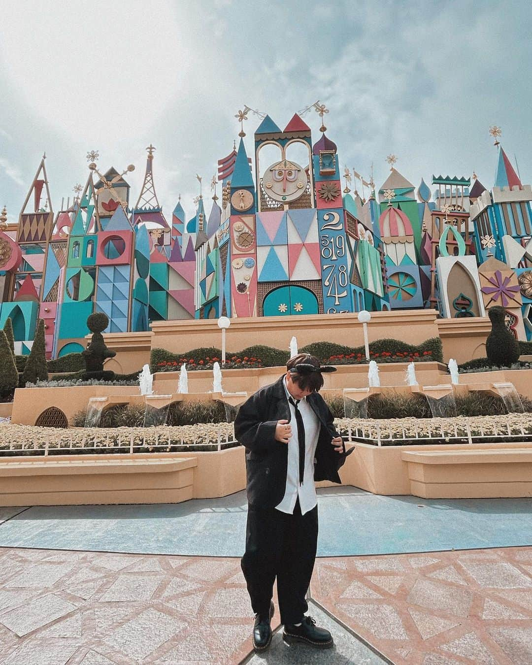 みっきーさんのインスタグラム写真 - (みっきーInstagram)「Tokyo Disneyland🫧  約1年ぶりにランド行ってきた！写真いっぱい撮ったからちょっとずつ載せてく！  まずイッツア前で朝イチに撮ったやつ。 1、2枚目は風つよすぎて写真撮ってくれてた妹のカチューシャが落ちそうになったのを慌てて抑えに行こうとしてるみっきーですw  ここ数年間マスクに頼りすぎてたゆえに事故ってる写真が増えましたがディズニーの匂い(？)を直に感じれて幸でした。  #tokyodisneyland #tokyodisneyresort #東京ディズニーランド #ディズニーランド #Disney #ディズニーポートレート」4月7日 19時11分 - mikkichannel