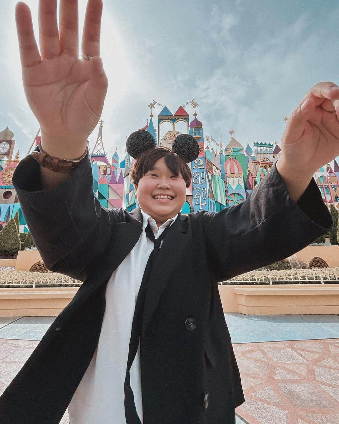 みっきーのインスタグラム：「Tokyo Disneyland🫧  約1年ぶりにランド行ってきた！写真いっぱい撮ったからちょっとずつ載せてく！  まずイッツア前で朝イチに撮ったやつ。 1、2枚目は風つよすぎて写真撮ってくれてた妹のカチューシャが落ちそうになったのを慌てて抑えに行こうとしてるみっきーですw  ここ数年間マスクに頼りすぎてたゆえに事故ってる写真が増えましたがディズニーの匂い(？)を直に感じれて幸でした。  #tokyodisneyland #tokyodisneyresort #東京ディズニーランド #ディズニーランド #Disney #ディズニーポートレート」