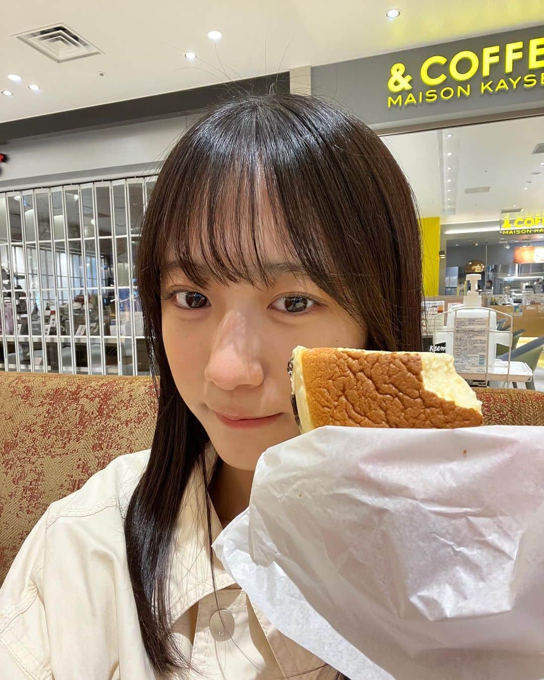 のインスタグラム：「. 大阪といえばのこのスフレチーズケーキ 空港に1/4カットで売ってました🫣🫶  . #崎本紗衣 #スターダストプロモーション #崎本紗衣崎本紗衣崎本紗衣」