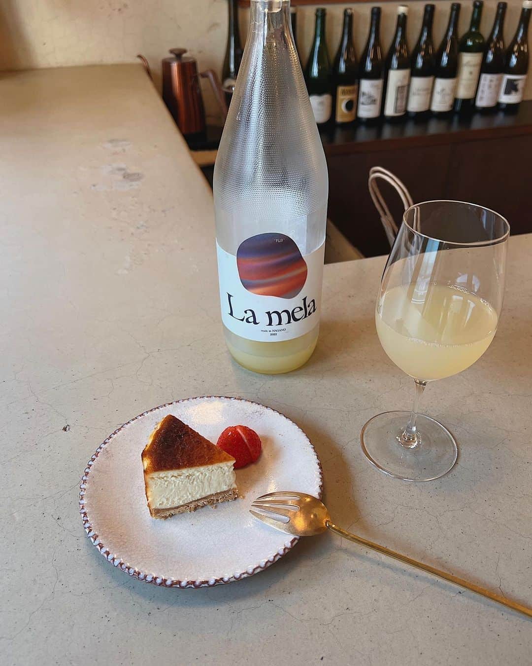 さんのインスタグラム写真 - (Instagram)「・ ワインも買えて飲める角打ちワインバー。  私はリンゴジュースにチーズケーキ🍴 どちらもおいしかった…🥺♡ @wineshop_lulu   お酒飲めなくても行けるの嬉しい♡  #学芸大学グルメ #学芸大学 #チーズケーキ #tokyogourmet」4月7日 19時12分 - natsukoakahani