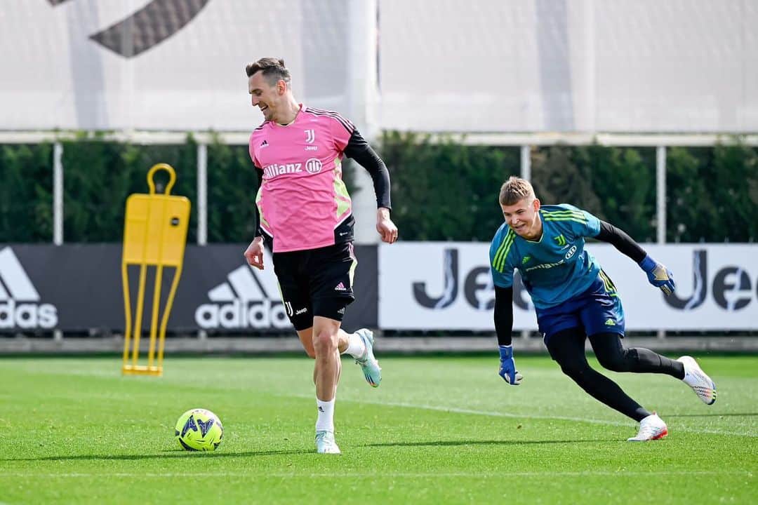 アルカディウシュ・ミリクのインスタグラム：「🤪⚽️❤️」