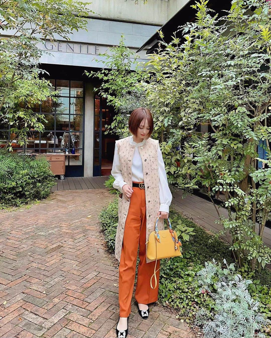 サキ吉さんのインスタグラム写真 - (サキ吉Instagram)「ある日の  #ootd 🍊✨️ HERMESのジレにもなるワンピを主役にしたくて😌🧡 合わせたブラウスとパンツはプチプラ🙌 ． ． ．  #新米ママ #女の子ママ #令和4年ベビー #女の子ベビー #赤ちゃんのいる暮らし #赤ちゃんのいる生活 #子育て #ママライフ #ママ垢さんと繋がりたい #0歳児ママ #産後ダイエット #ママコーデ #ママファッション  #ママコーディネート #エルメスプレタ #ボリード27  #ジョーヌアンブル  #マノロブラニク #ハンギシ #エルメス好きな人と繋がりたい  #表参道ランチ  #gentledining  ． ． ． ----------------------------- @sakikichi1201 161cm42.5kg(産後ダイエット只今-11.5kg) 42kgまで戻し中🔥 骨格ストレート イエベ春 毎日ストーリーズでダイエットの秘訣など美容について更新してます😏❤️ SNS総フォロワー45万人overありがとう💕 フォロー、保存、コメント嬉しいです✨ -----------------------------」4月7日 19時15分 - sakikichi1201