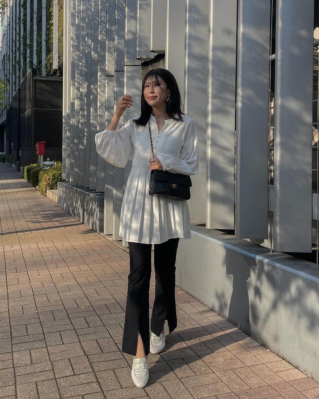 l.lily1013のインスタグラム：「先日のシャツコーデ 私ほんと迷ったらモノトーンだな😅  @styledoor_official のパールボタンのブラウス可愛くてお気に入り✨  引越してから初めて今の地域の子供会の案内が来たんだけど、隣の町内に越しただけなのに、 子供会の会費が今まで100円→2,000円になったの😳  今までが安すぎて謎だったのはあるけど、一気に値上がりしてびっくり😨 なんでこんなに違うんだろ😨 子供の人数が少ないのかな？とかいろいろ考えたけど、それでもやること変わらないのに値段違い過ぎだよね💦  息子はクラス替えで2組になって少し凹んでた😂 たまには3組になりたかったんだってw  tops @styledoor_official  bottoms @ur_rosso   #きれいめカジュアル #シンプルコーデ#モノトーンコーデ #大人カジュアル#大人コーデ#ママコーデ#春コーデ#styledoor#emmatylor」