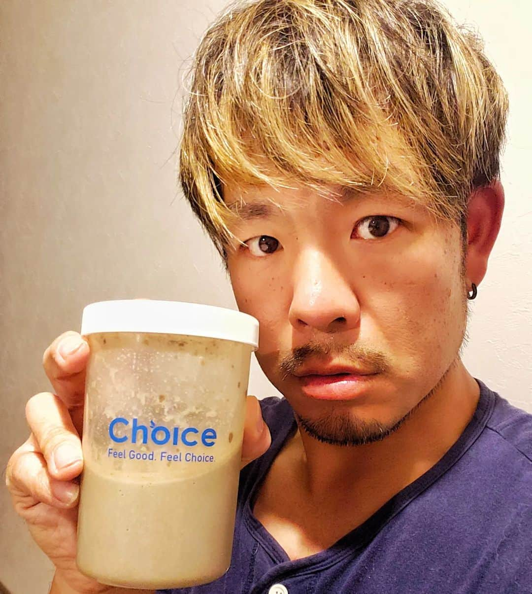 剛王さんのインスタグラム写真 - (剛王Instagram)「俺がいつも愛用させてもらってる CHOICE @choice.protein さんの #チョイスプロテイン  最近はKETO PROTEINの有機ほうじ茶を飲んでてこれ香りからほうじ茶で味は完全にほうじ茶やけど少しきな粉っぽく感じるときもあって両方好きやから味は一番好きかも。 そんなKETO PROTEINが今お得になってて大感謝セールで15％オフとか最高やろ。 4/28(金)17:00までやってるからみんな試してみて。 俺は食事と置き換えで飲んだりしてる。 チョイスはほんまいろんな味があってからだにええもんしか入ってないから飲まないと損な感じ なによりもこの#プロテイン 大好き やっぱり体にええもん飲まなあかん これからも愛用させてもらいます。 今年もサポートよろしくお願いします。  #choice  #choiceprotein  #choice_suppli_offical #チョイスプロテイン  #オーガニック  #オーガニックプロテイン  #カラダにいいものだけ  #protein #kickboxing #トレーニング #ワークアウト #筋トレ #キックボクシング #フィットネス #トレーニングウェア  #ワークアウト #メンズファッション #たんぱく質 #ボディメイク #筋トレ好きと繋がりたい #筋肉 #ダイエット #ヨガ #ピラティス #ゴルフ #ジム」4月7日 19時16分 - gooh2010