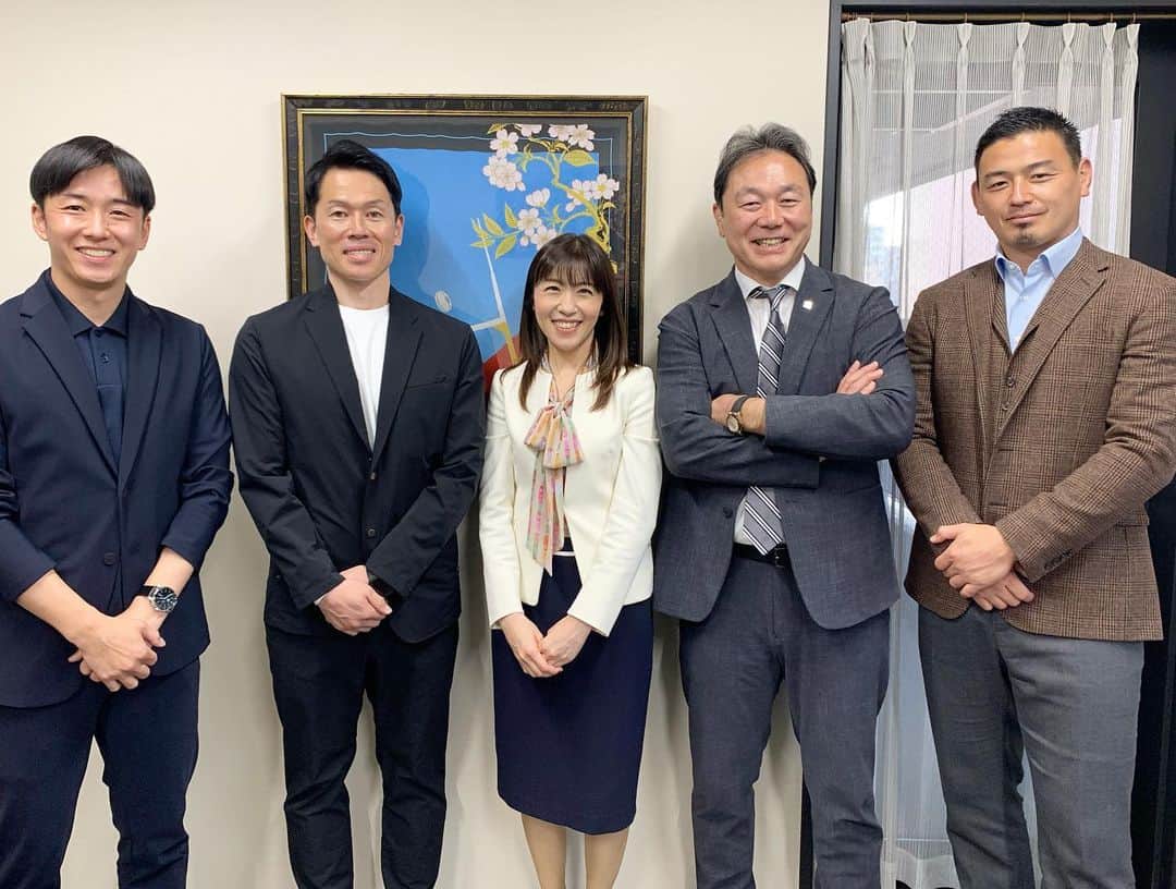 新保友映のインスタグラム：「先日、清宮克幸さんが校長を務めていらっしゃる、日本健康医療専門学校さんで行われた、斎藤佑樹さんと白水直樹トレーナーとのトークショーMCを担当させていただきました🎤 選手をはじめとしたサポートを必要とする方たちへの仕事を目指す高校生や、今実際に学んでいる学生さんたちがたくさん質問もして下さり、選手目線での求められるサポート、トレーナー目線でのサポート力など興味深いお話ばかりでした✨  お世話になった皆さん、ありがとうございました✨  五郎丸歩さんは我々のトークショーの前にトークショーを担当されていて、一緒にお写真撮って頂けて嬉しかったです🥹🏉  #日本健康医療専門学校  #スポーツ #ラグビー #野球 #sports #rugby  #baseball #トレーナー #スポーツトレーナー #国家試験 #資格 #鍼灸師 #あんまマッサージ指圧師  #トークショー #MC #アナウンサー #フリーアナウンサー #日本ハムファイターズ」