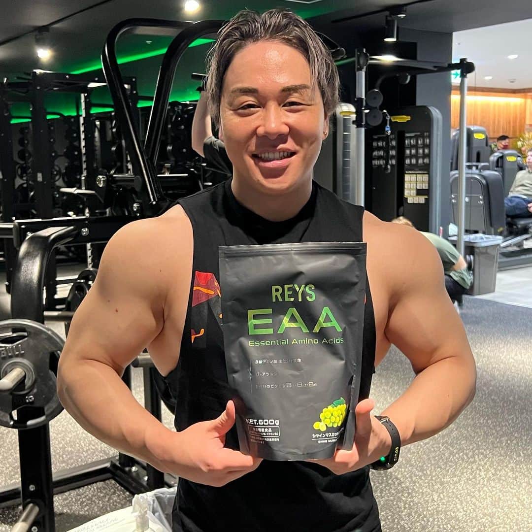 山澤礼明のインスタグラム：「本日待望のEAA新フレーバー✨ シャインマスカット風味が新発売！  9種類の必須アミノ酸にベータアラニン配合と成分ももちろんなんだけど、とにかく美味しさにこだわったのでぜひ飲んでみてください！  さらに新発売キャンペーンで5%OFFクーポンをプレゼント🔥  公式LINEにて『シャインマスカット』と送信下さい✨  #山澤礼明#筋トレ#筋肉#ジム#フィットネス#reys」