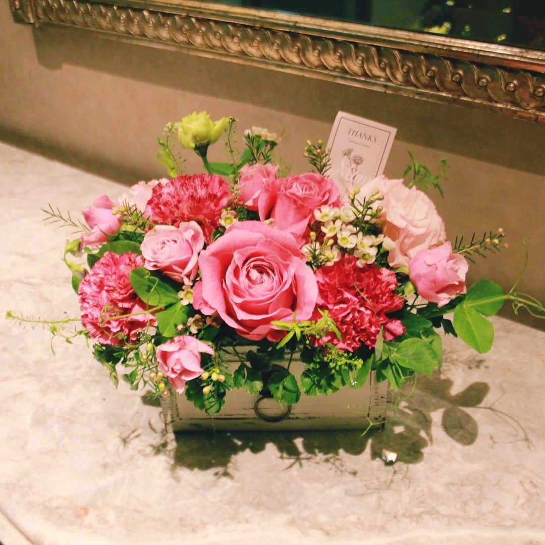 横浜ロイヤルパークホテルさんのインスタグラム写真 - (横浜ロイヤルパークホテルInstagram)「. 「母の日」をテーマにしたフラワーレッスンを開催💐  今回は、ピンク色の薔薇やカーネーションを中心に、可愛らしくも上品なアレンジメントのレッスンです。  レッスン後には、ティータイムとしてスイーツとコーヒーまたは紅茶をお楽しみいただけます。  母の日のプレゼントにはもちろん、お母様と一緒にご参加いただくのもおすすめです。  ──────────────────────── ■フラワーアレンジメントレッスン「母の日」 ＜要予約＞※5月10日（水）19:00まで 会　場：B1F レストラン＆バンケット「フローラ」 日　程：2023.5/11（木） 時　間：15:00～17:00 料　金：お一人様 ￥8,000 定　員：25名 T E L ：045-221-1155 　　　 （レストラン予約 10:00～20:00） ────────────────────────  #横浜ロイヤルパークホテル #yokohamaroyalparkhotel」4月7日 19時17分 - yokohamaroyalparkhotel
