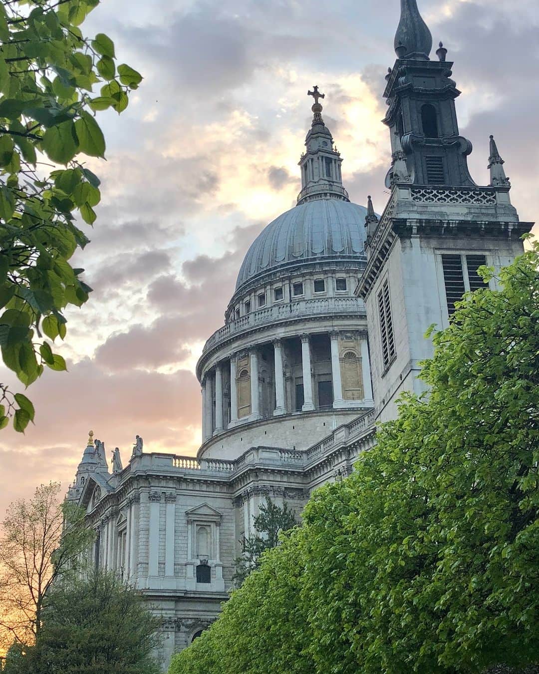 Olivia Burtonさんのインスタグラム写真 - (Olivia BurtonInstagram)「🔥 Quick Trivia: Can you name all three of these landmarks?⬇️  💓 BONUS points if you can guess the name of our new campaign (Hint: 🏙📸)」4月8日 4時50分 - oliviaburtonlondon
