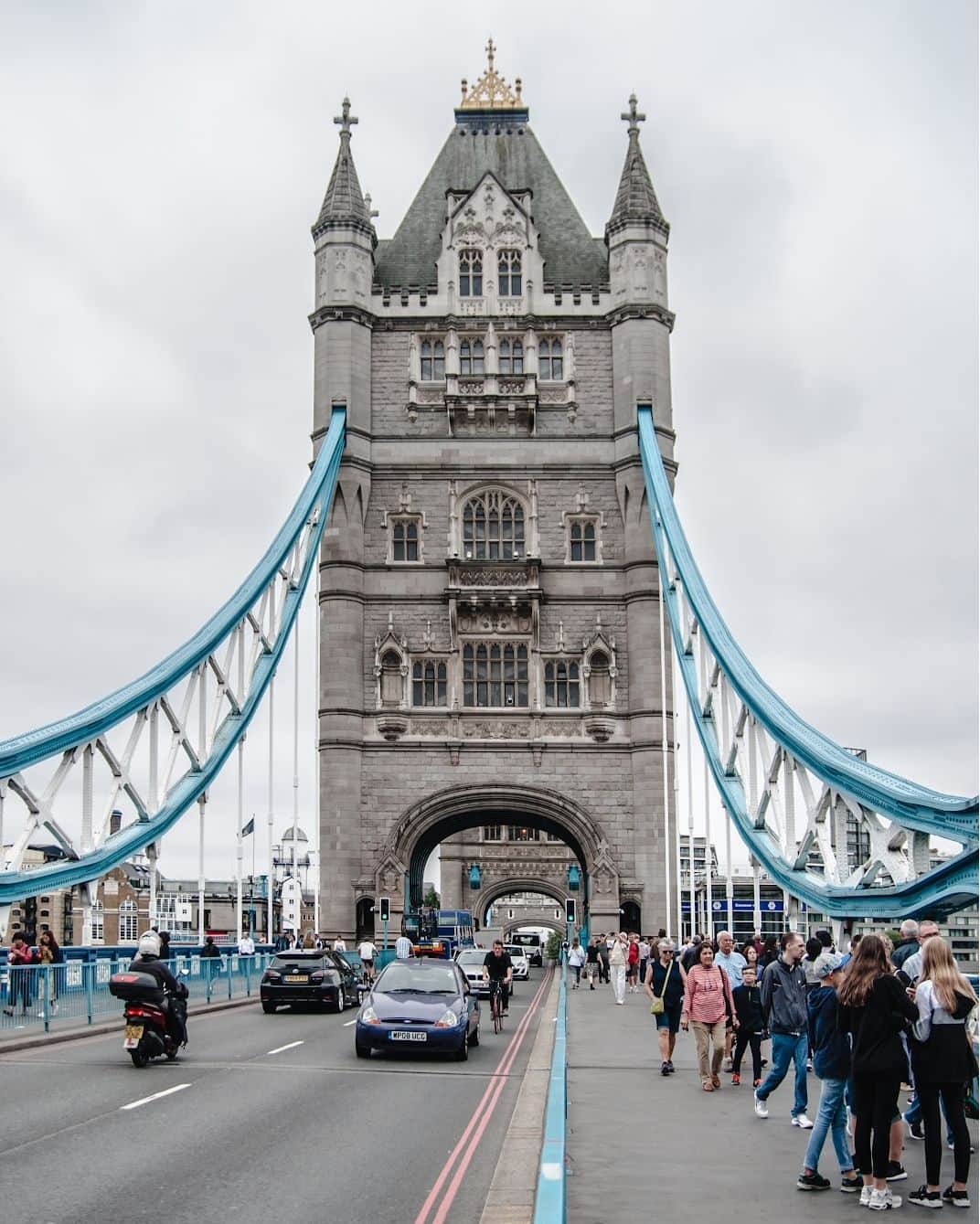 のインスタグラム：「🔥 Quick Trivia: Can you name all three of these landmarks?⬇️  💓 BONUS points if you can guess the name of our new campaign (Hint: 🏙📸)」