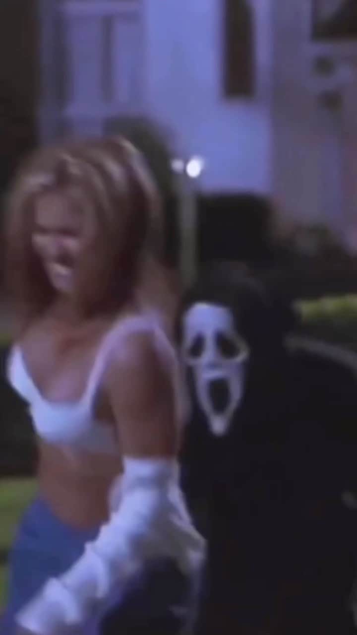 カルメン・エレクトラのインスタグラム：「friday filmsss 👻💦 #scary #scarymovie #scream #ghostface #funny #comedy #movie #film #tgif #friday」