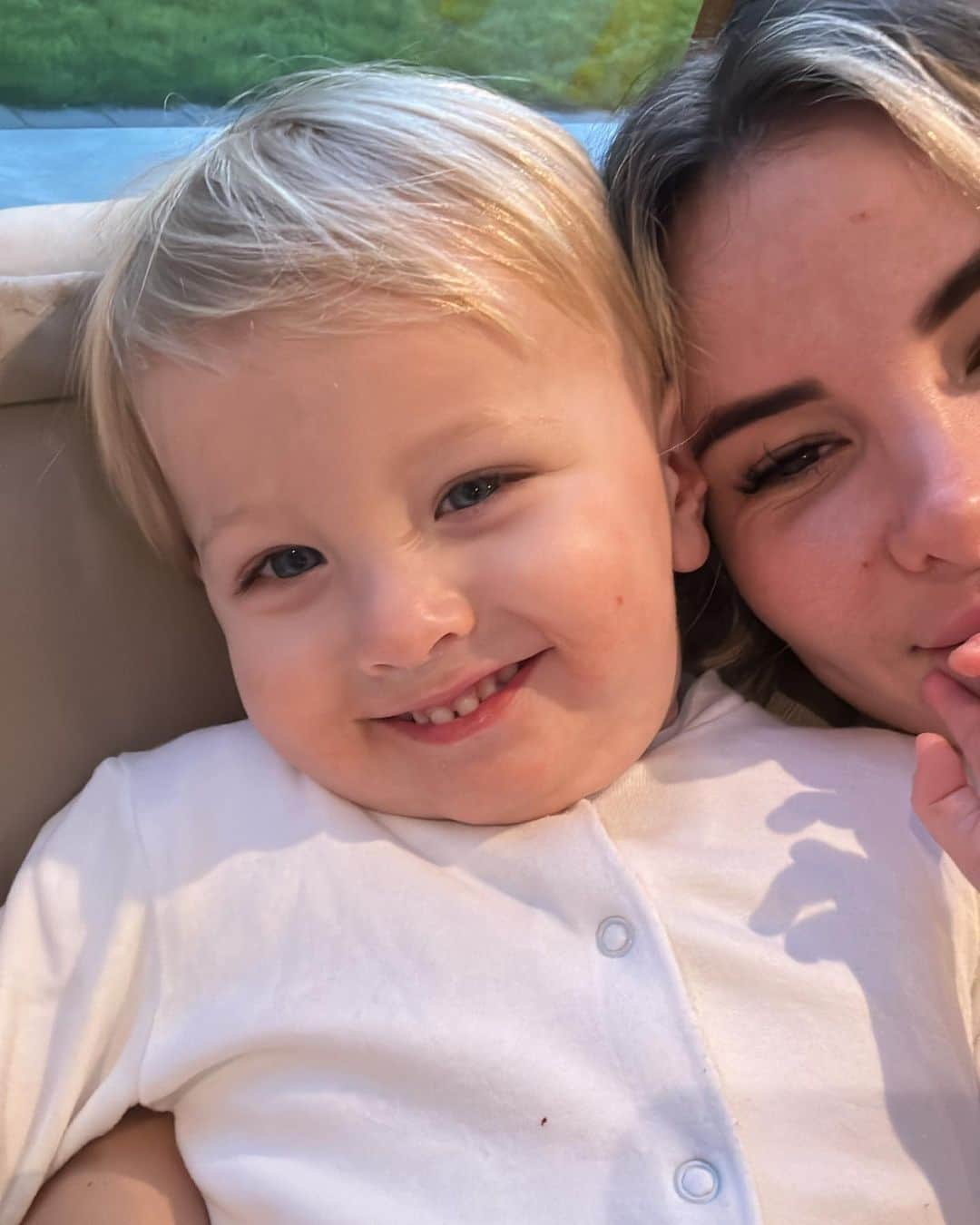 ジョージア・コウソウロウのインスタグラム：「Before I put brody to bed tonight.. we was cuddling for ages & I started full on crying 😭 just thinking how quick the last 2 years have gone & although I love this age so much it makes me sad that them baby stages have gone & we can’t get them times back. It also makes me sad how I took them new born stages for granted because I found it hard , I didn’t take it all in 😩.. my best friend in the world 😭 going to make lovely memories this weekend for Easter 🙏🫶 please tell me I’m normal & other parents feel this? 😱🙈」