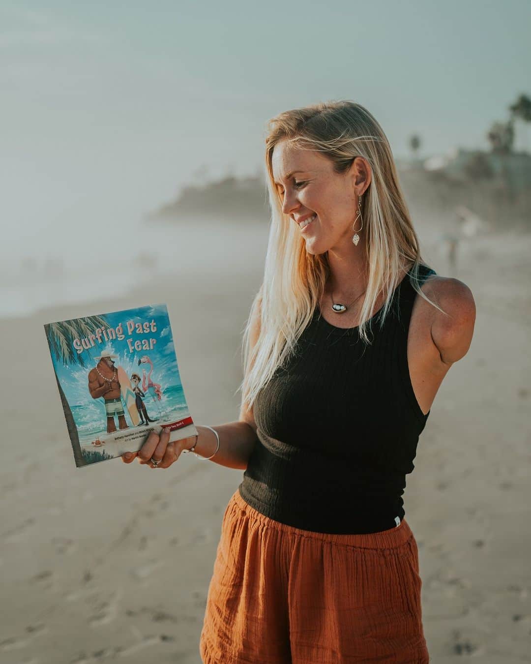 Bethany Hamiltonのインスタグラム：「If you’re looking for a way to start meaningful conversations with your children check out my “Surfing Past Fear” book!!! It’s a rad way to remind our children they can overcome their fears and that we haven’t been given a spirit of fear! (2 Timothy 1:7).   Happy Easter week yawl!   The book is part of @bravebooks.us’ Freedom Island saga, which my family loves! Find Surfing Past Fear at the link in my bio.  #bravebooks #surfingpastfear #braveisbetter」
