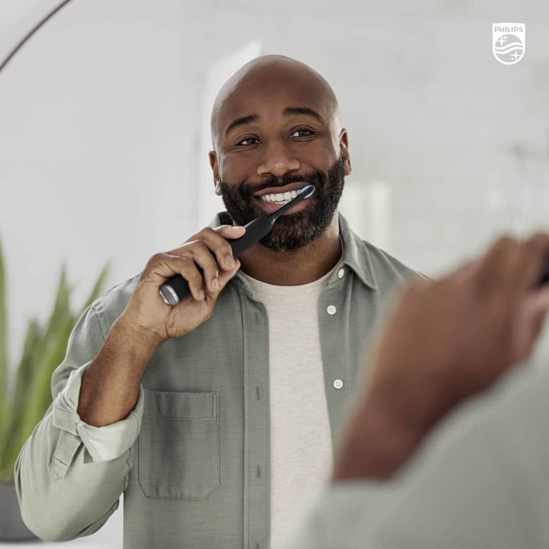 Philips Sonicareのインスタグラム：「DYK that oral health isn’t just about clean teeth and gums? It can also affect your overall health! 🤯 That’s right... Brushing just two minutes a day, twice a day, can lead to a healthier you.  And we’re here to help! Your oral health needs are covered with Philips Sonicare’s suite of products, so you can take care of your oral health at home with confidence.   Which Philips Sonicare products are on your bathroom counter?   #WorldHealthDay #PhilipsSonicare #OralHealth #DentalHealth」