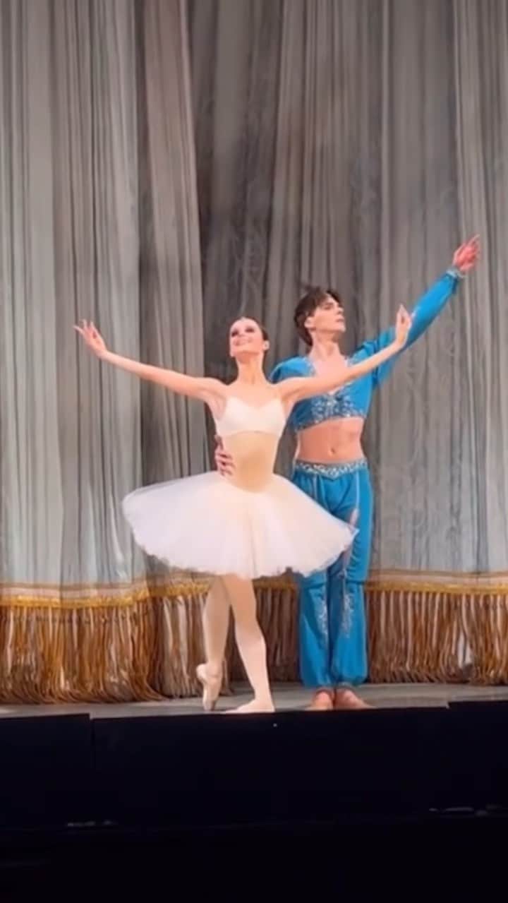 マリア・コーレワのインスタグラム：「BAYADERE 07.04.2023 with @vladimir_shklyarov 💔 Dancing this ballet every time is worth the whole life. I AM THE LUCKIEST.  БАЯДЕРКА 07.04.2023 с @vladimir_shklyarov 💔 И каждый спектакль стоит целой жизни. Я САМЫЙ СЧАСТЛИВЫЙ ЧЕЛОВЕК.」