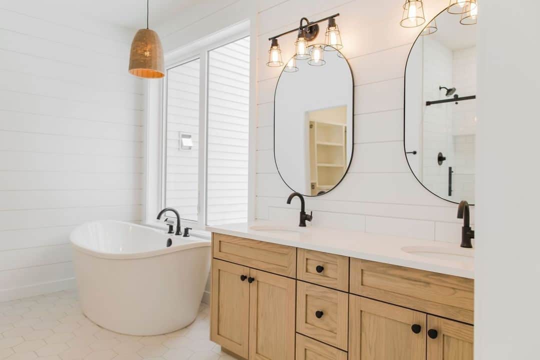 MT DOMAINEのインスタグラム：「Modern and bright.   (via @little.rock.builders) #MyDomaine」