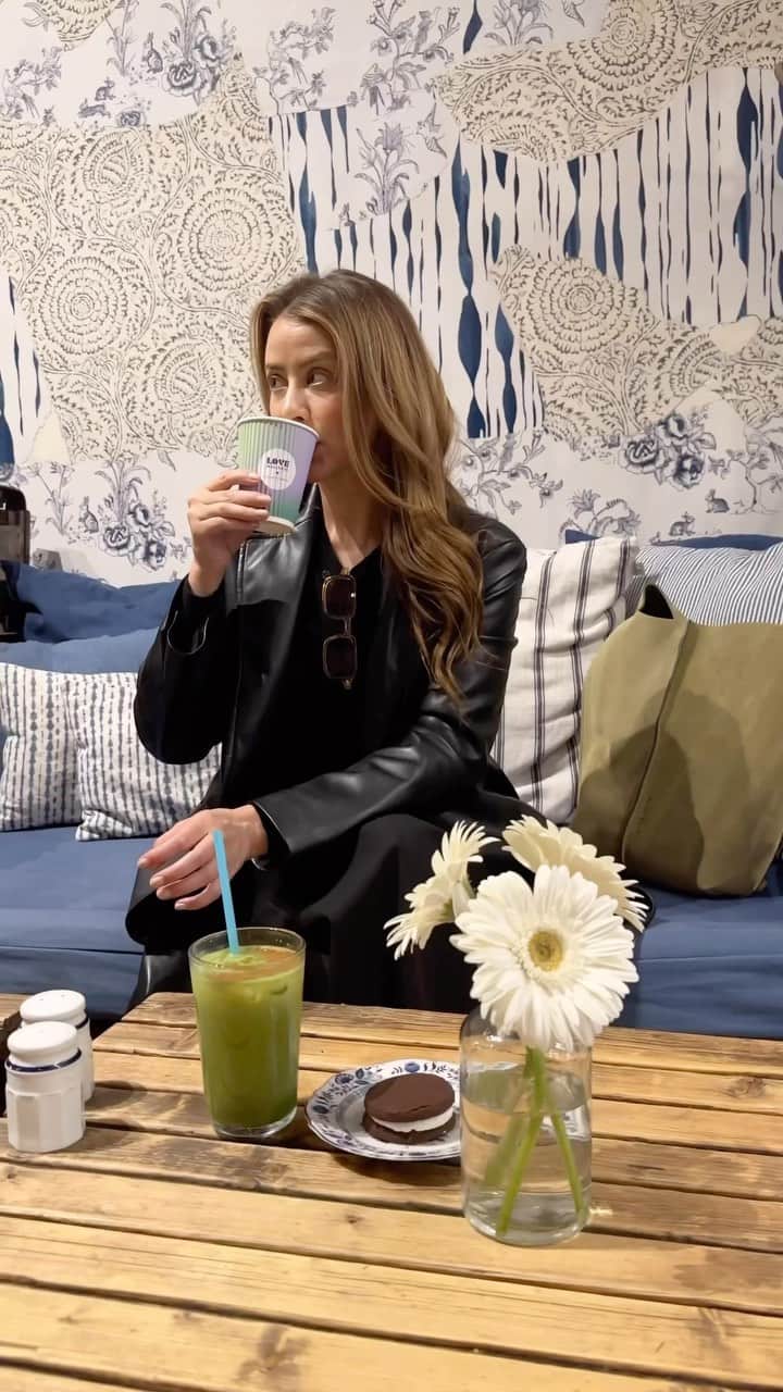 ロー・ボスワースのインスタグラム：「Raise your hand if you’re heading to @_mamannyc_ this weekend to try the @lovewellness Healthy V Matcha Latte 💚🍵🙋🏼‍♀️  *available at maman soho, ues, uws, tribeca, and university through april 30th while supplies last」