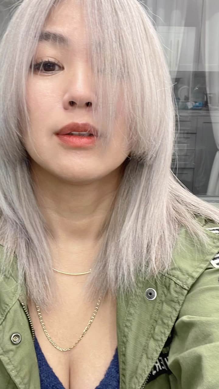 MINMIのインスタグラム：「お肌トラブってるけどあえてアップしちゃう🌸 ヒメカットにしましたー👸🏼　by @hairbykana  英語でもhime cutて言うらしい！ 前だったら肌トラブル時は写真撮らない、見せたくない！ってかたくなだったけど、最近は美に柔らかい自分がhappy✨🥰 女の子の不完全さ、自然な肌のシワやお肉がピンピンに張ってないのも色気だなって見えるの、私だけかな？ 昭和の歌手や女優さんて、なんともナチュラルで綺麗、色気だなって思っちゃう。 だから最近の若い子達が加工以外の顔に劣等感があるなんて話、もったいないって思うー  これを読んでる女の子達 美の価値観広げませんか？w  女子はホルモンでむくんだり痩せたり吹き出物出たり毎月変化する　 不調な時は不細工で人前に出たくない、とか誰かと比べて物足りないって思ったりしてた  私はブス。そんな気持ちが強くあなたを支配してるなら 私と一緒に色んな自分を可愛く愛する生き方に シフトしていこうよー💓　仲間募集w  ないない、足りない、まだまだ足りないって 歳を重ねて見た目が変わっていく自分を愛せない よりも素敵な年の重ね方したい  いつまでだって心も身体も美しくいたい 素敵な美の努力をする為にも否定からでなく 今の自分、今日の自分、劣化したり足りてないと感じてる自分も  愛する気持ちで包んで 気持ちよく心地よく堂々と生きてる 誰の目も気にせずに 私が心地よいからいいの💕って 幸せに自分勝手でいる❤️‍🔥  みんなありのままでも美しい 可愛いと思うんだよね 🌸😚健康こそ美しさ　 色んな自分を気持ちよく 生きていきたい そんなフィーリングの2023春です  #essence」