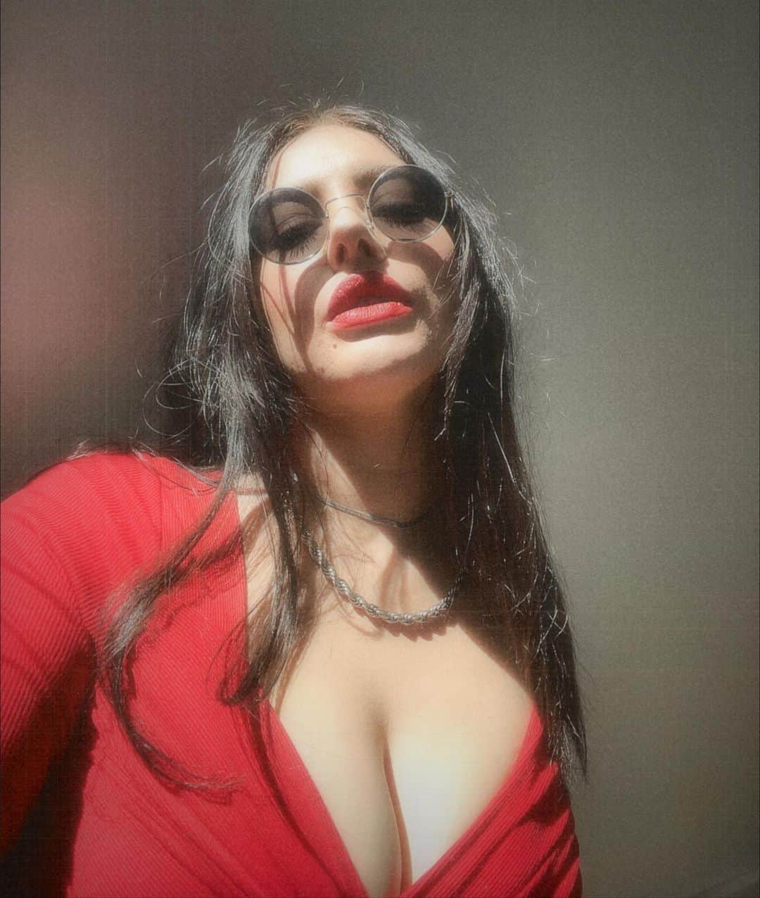 スターリー・シャイアン・スミスのインスタグラム：「What’re your fav red emojis?   🌹❤️‍🔥🧨」