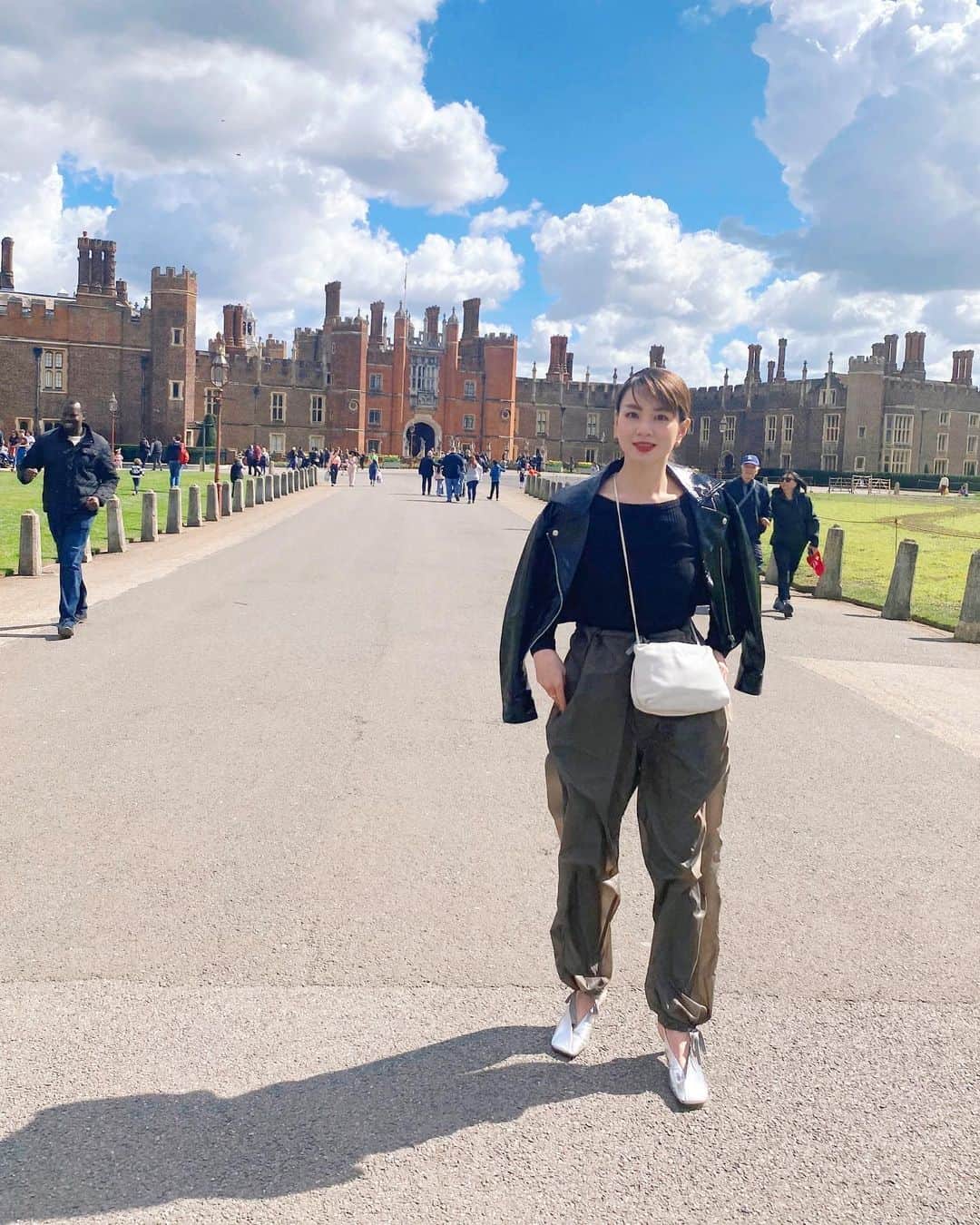 秋元玲奈さんのインスタグラム写真 - (秋元玲奈Instagram)「Perfect weather to explore Hampton Court Palace🏰☀️  #london #londonlife #hamptoncourtpalace  #easterholiday」4月8日 5時35分 - rena_akimoto