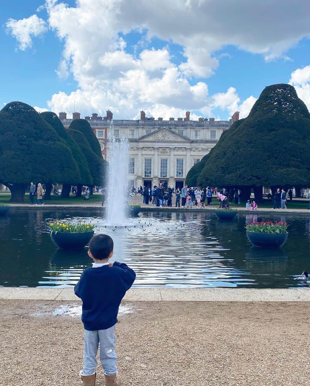 秋元玲奈さんのインスタグラム写真 - (秋元玲奈Instagram)「Perfect weather to explore Hampton Court Palace🏰☀️  #london #londonlife #hamptoncourtpalace  #easterholiday」4月8日 5時35分 - rena_akimoto