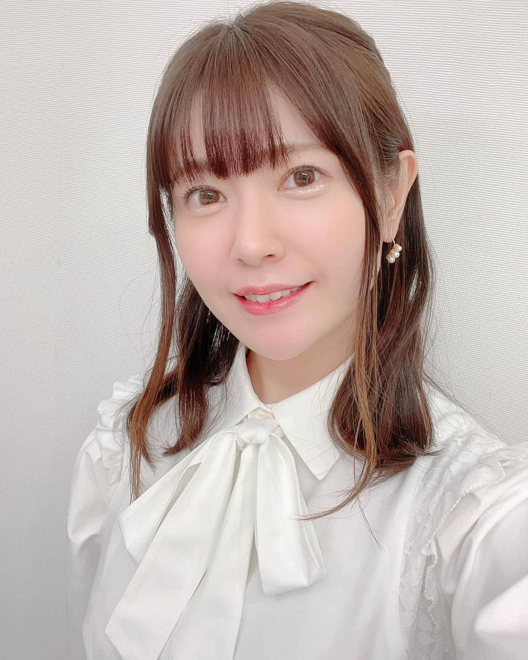 竹達彩奈のインスタグラム：「『勇者が死んだ！』 放送直前生放送の時のお写真🤳 白い服って、きもちがシャキッとするのでついつい選びがちなのです。 ぱーーん！と清々しい白さを見ると、本番頑張るぞー！と気合いが入る魔法の色。  ٩( ᐛ )وヤァー！  ٩( ᐛ )و٩( ᐛ )و٩( ᐛ )و」