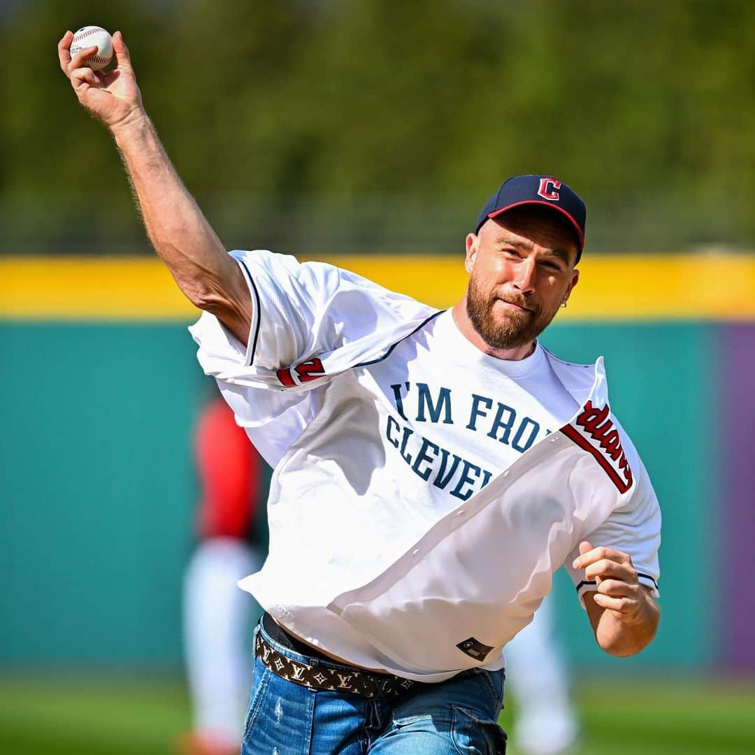 クリーブランド・インディアンスさんのインスタグラム写真 - (クリーブランド・インディアンスInstagram)「Couldn’t have asked for a better homecoming for future Hall of Fame tight end and forever Clevelander, Travis Kelce. Same time next season? #ForTheLand」4月8日 5時57分 - cleguardians