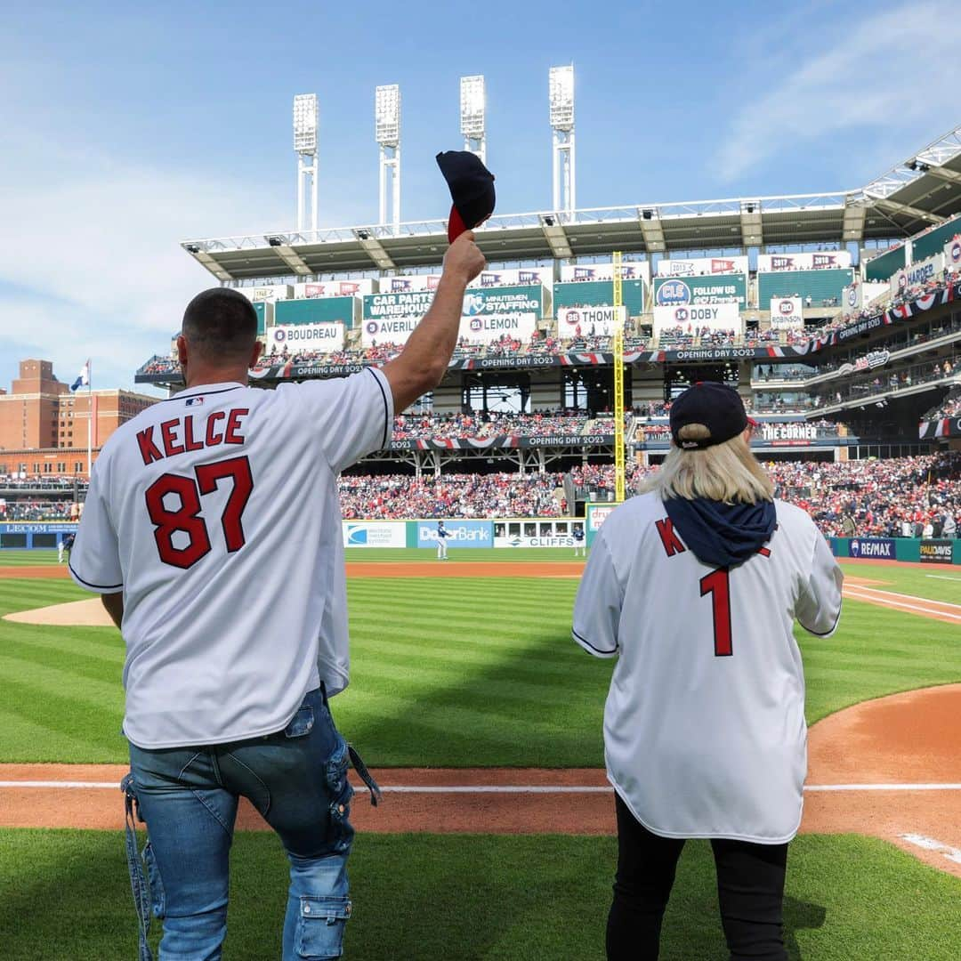 クリーブランド・インディアンスさんのインスタグラム写真 - (クリーブランド・インディアンスInstagram)「Couldn’t have asked for a better homecoming for future Hall of Fame tight end and forever Clevelander, Travis Kelce. Same time next season? #ForTheLand」4月8日 5時57分 - cleguardians