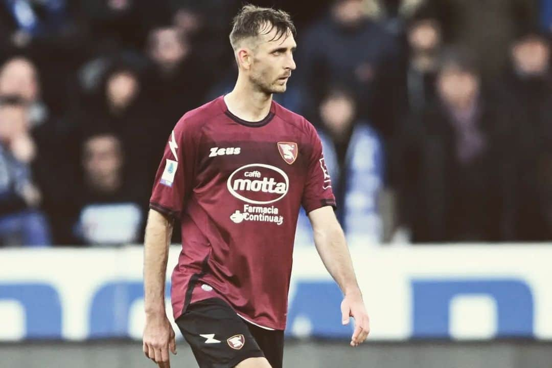 ノルベルト・ジェンベールさんのインスタグラム写真 - (ノルベルト・ジェンベールInstagram)「Non si molla fino alla fine 🇱🇻💪 @ussalernitana1919official  @francescopecorarofotografo  #forzasalernitana #forzagranata #team #workhard #always #macteanimo」4月8日 5時57分 - norbertgyomber32