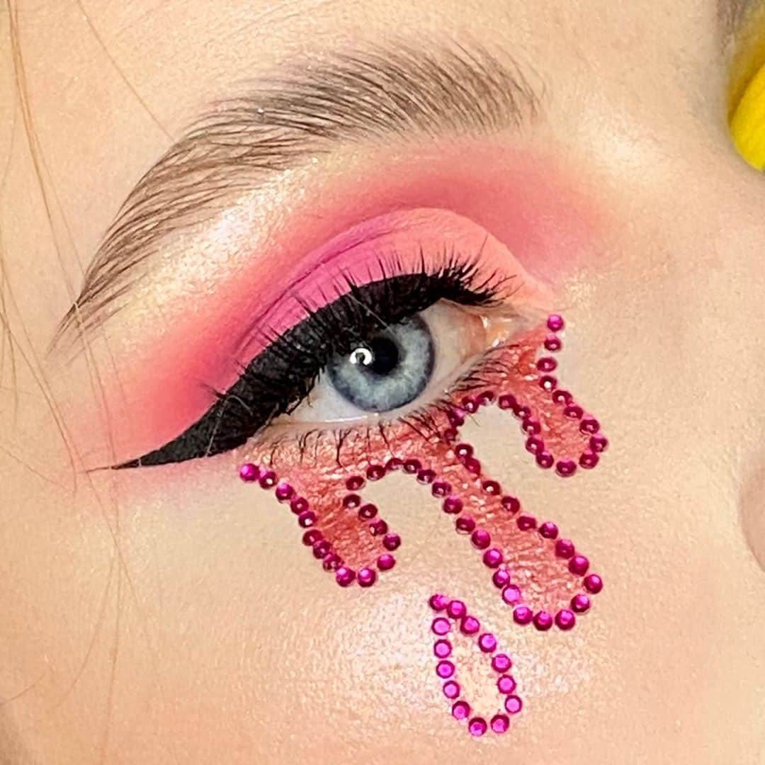 BH Cosmeticsのインスタグラム：「@emilyannecarden is drippin' in PINK 💖 with our electric Trendy in Tokyo palette ⚡️ #bhcosmetics」