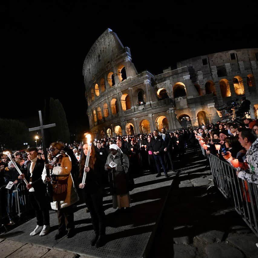 フランシスコ（ローマ教皇）さんのインスタグラム写真 - (フランシスコ（ローマ教皇）Instagram)「#ViaCrucis EN: Thank you, Lord Jesus, for the light you kindled in our nights.  In reconciling all divisions, you made us all brothers and sisters, children of the same Father who is in heaven. ES: Gracias, Señor Jesús, por la luz que has encendido en nuestras noches y, reconciliando toda división, nos ha hecho a todos hermanos, hijos del mismo Padre que está en los cielos. PT: Obrigado, Senhor Jesus, pela luz que acendeste nas nossas noites e, reconciliando todas as divisões, tornaste-nos a todos irmãos, filhos do mesmo Pai que está nos céus. IT: Grazie, Signore Gesù, per la luce che hai acceso nelle nostre notti e riconciliando ogni divisione ci hai reso tutti fratelli, figli dello stesso Padre che sta nei cieli. FR: Merci, Seigneur Jésus, pour la lumière que tu as allumée dans nos nuits et qui, réconciliant toutes les divisions, as fait de nous tous des frères, enfants du même Père qui est aux cieux. DE: Danke, Herr Jesus, für das Licht, das du in unseren Nächten entzündet hast, dass du jede Trennung versöhnt und uns so alle zu Geschwistern gemacht hast, zu Kindern desselben Vaters im Himmel.」4月8日 6時06分 - franciscus