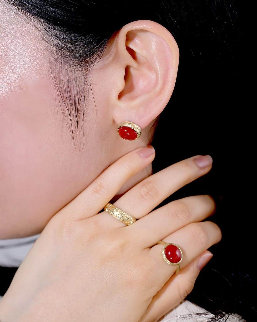 muskaさんのインスタグラム写真 - (muskaInstagram)「Elegant blood red coral with a botanical pattern of Japanese engraving. ⁡ 美しい血赤珊瑚と植物紋様の和彫りの美しいコンビネーション。 ⁡ ⁡— ⁡ #muskajewelry #the6thnight #coral #redcoral #coralearrings #第六夜 #珊瑚 #赤珊瑚 #珊瑚ピアス #血赤珊瑚 #コーラル #オーダーメイドジュエリー #一点物ジュエリー」4月7日 21時16分 - muska_jewelry