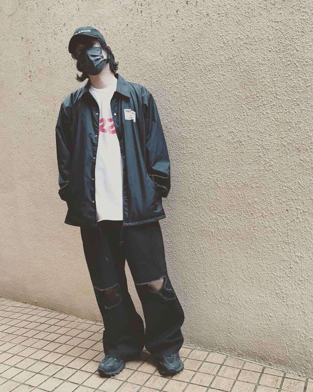 The mirrazのインスタグラム：「ミイラズの独立六周年記念グッズ予約受付中です！着画像アップしたので公式サイトをチェックしてね！コーチジャケットはずっと作りたかったから今回作れて嬉しいです。Tシャツもお気に入り。ポスターもパーカーも頑張って描いたので気に入ってくれると嬉しいなぁ。予約は月曜お昼まで！よろしくお願いします！」