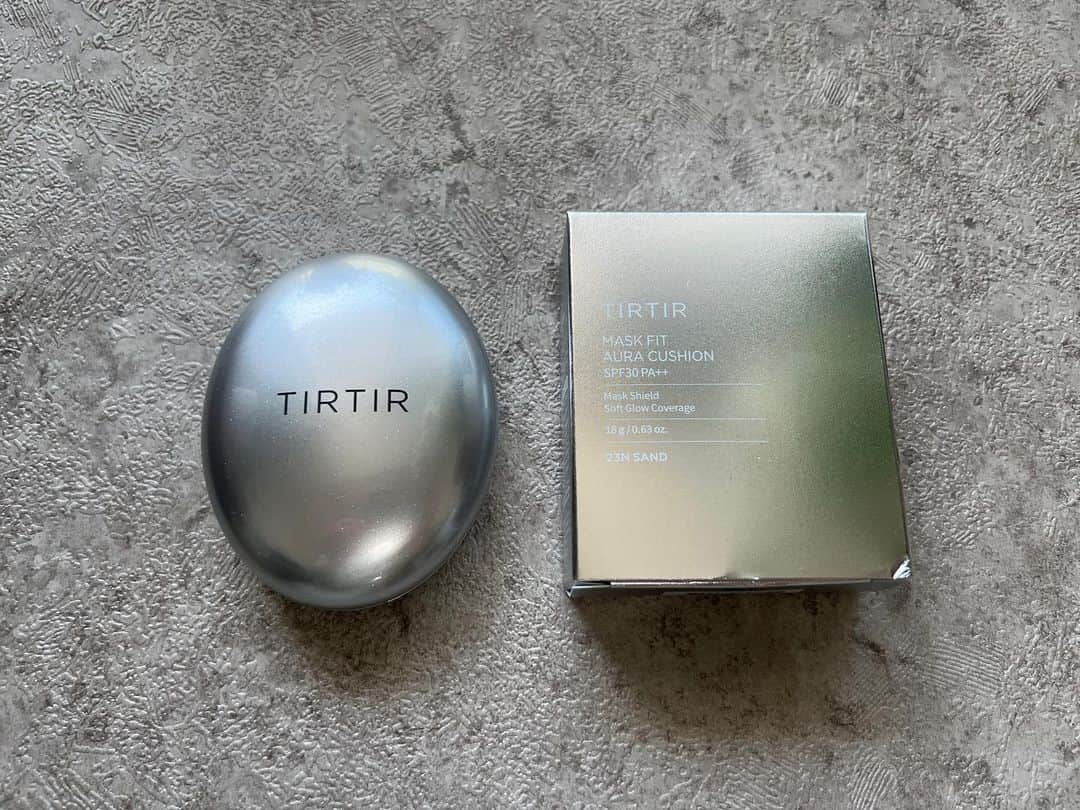 樋浦結花のインスタグラム：「・ TIRTIR MASK FIT AURA CUSHION🤍🤍🤍  TIRTIRで人気の、 マスクフィットシリーズから 4月5日に出た新商品❣️👏  普段は赤のクッションファンデを愛用しているんだけど オーラクッションも安定の崩れなさだった🤭✨  カラーは3色のうちの1番暗いカラー23Nだよ💓 クッション赤を買った時に 真ん中カラーの21Nにしたら 笑えるくらい白くなって買い直したの🤣  今回も23Nがいちばんちょうど良かった！！😋  程よいカバー力と自然なツヤがとてもいい感じです🤍  #TIRTIR #マスクフィットオーラクッション #sponsored」