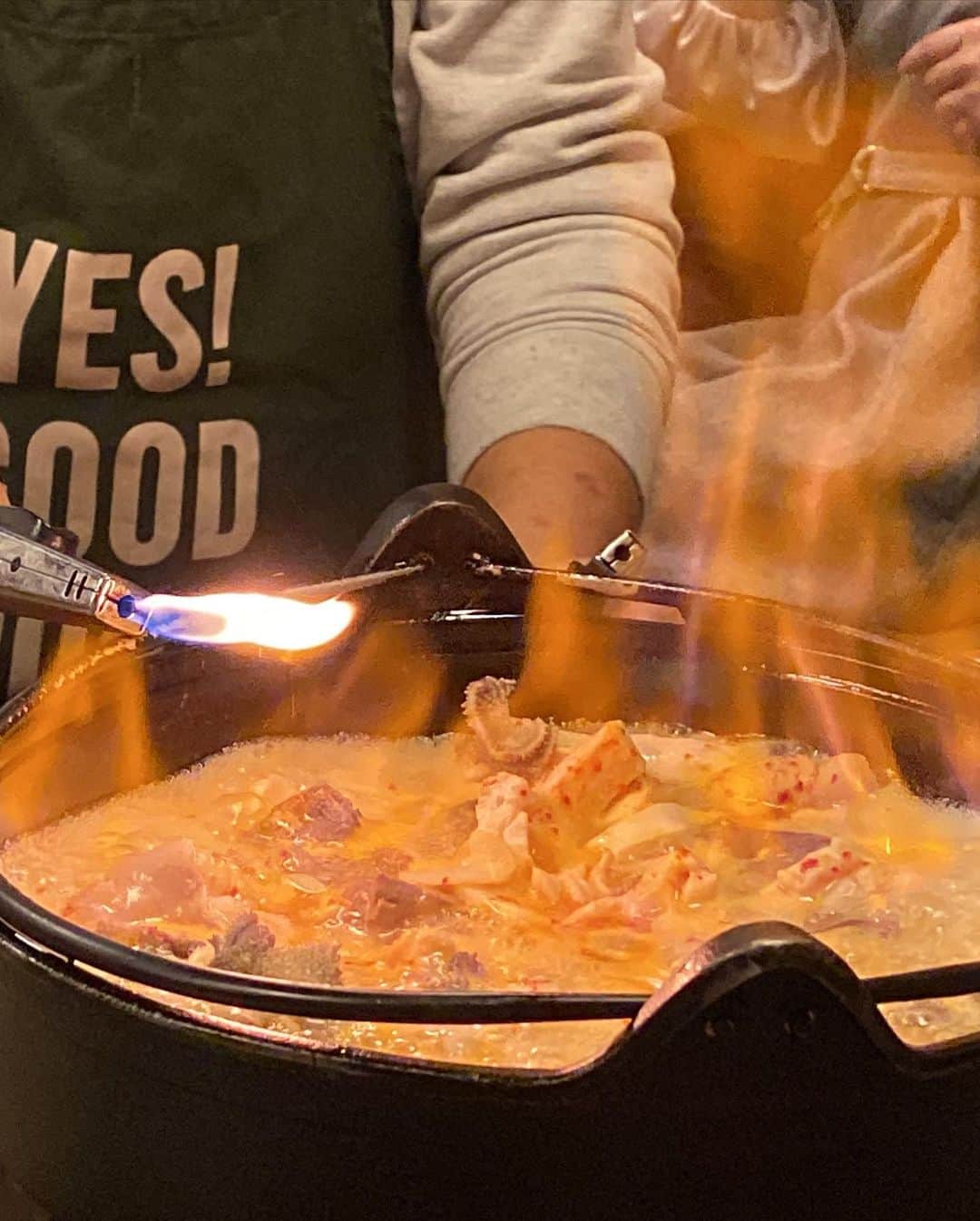 前川由希子さんのインスタグラム写真 - (前川由希子Instagram)「・ もつ鍋じゃなくてもつすき！  お店全体に漂うすき焼きのような甘い香り。 食欲が刺激されるー。  ニンニクを炒めて、もつを投入。 そこに聖なる水を入れて、着火🔥 燃えてるーーー🔥  すき焼きみたいな見た目だけど、 玉子はつけません。 小腸だけじゃなくていろんなもつが入ってる。 あー、美味しい。 味が濃そうに見えるけど、全然そんなことない！  豆腐や野菜を投入。 そして、もつも追加。 もつの旨味が沁みてクタッとした玉ねぎが 激ウマ♡  〆のちゃんぽんまでしっかり堪能しました。 あぁ、美味しかった🫶  #もつ繁  #もつ繁のもつすき  #もつすき  #もつすき焼き  #もつ鍋  #福岡グルメ  #福岡鍋  #福岡もつすき  #福岡もつ鍋  #博多もつすき  #博多もつ鍋」4月7日 21時08分 - maekawa.yukiko