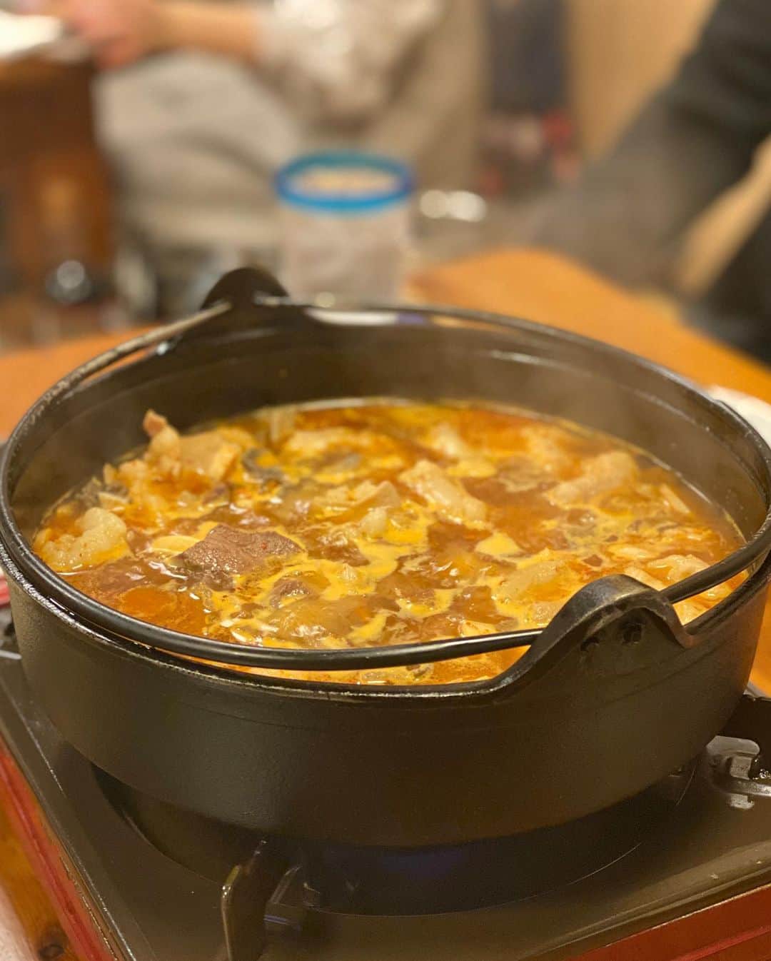 前川由希子さんのインスタグラム写真 - (前川由希子Instagram)「・ もつ鍋じゃなくてもつすき！  お店全体に漂うすき焼きのような甘い香り。 食欲が刺激されるー。  ニンニクを炒めて、もつを投入。 そこに聖なる水を入れて、着火🔥 燃えてるーーー🔥  すき焼きみたいな見た目だけど、 玉子はつけません。 小腸だけじゃなくていろんなもつが入ってる。 あー、美味しい。 味が濃そうに見えるけど、全然そんなことない！  豆腐や野菜を投入。 そして、もつも追加。 もつの旨味が沁みてクタッとした玉ねぎが 激ウマ♡  〆のちゃんぽんまでしっかり堪能しました。 あぁ、美味しかった🫶  #もつ繁  #もつ繁のもつすき  #もつすき  #もつすき焼き  #もつ鍋  #福岡グルメ  #福岡鍋  #福岡もつすき  #福岡もつ鍋  #博多もつすき  #博多もつ鍋」4月7日 21時08分 - maekawa.yukiko