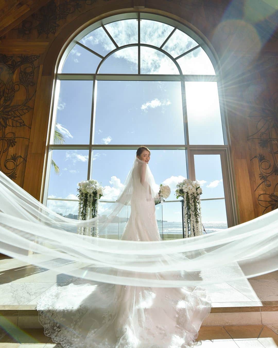 The Terrace By The Seaさんのインスタグラム写真 - (The Terrace By The SeaInstagram)「@the_terrace_by_the_sea Hawaii Wedding情報はこちら𓂃𓈒𓏸  ---------  高さ7mの窓から広がる美しい海の輝きと  その先に望むダイヤモンドヘッドに見守られながら  温かな挙式が叶います𓍯  ----------  ハワイのザ・テラス バイ・ザ・シーにて 挙式を検討されていらっしゃる方におすすめ✯  《今だけ、来店当日のご成約で 挙式料 10万円OFF  にてご案内中！ 》  挙式に必要な基本挙式、ドレス＆タキシード、新婦様ヘアメイク、アルバムがセットになったお得プランと合わせて通常価格より最大20万円OFF𓍯  プロフィール欄のURLより、ウエディングの相談ご予約が可能です。 小さい疑問や質問にもお答えいたしますので、お気軽にお問い合わせくださいませ🌺  ザ・テラス バイ・ザ・シーでは、健康と安全を最優先に配慮し、安心してハワイでの時間を楽しんでいただいております𓆉  ----------  = produce = モチーフ @motif_resort   = photo = Travis @tora_graphy  @betterhalf_hawaii ----------   プロフィール欄のURLより、ウエディングの相談ご予約も可能です。 小さい疑問や質問にもお答えいたしますので、お気軽にお問い合わせくださいませ🌺  #テラスバイザシー #TheTerraceByTheSea #TAKAMIBRIDAL #タカミブライダル #MotifRESORT #テラス花嫁 #モチーフ花嫁 #リゾートウェディング #リゾート婚 #ハワイ挙式  #カウイチャペル」4月7日 21時09分 - the_terrace_by_the_sea