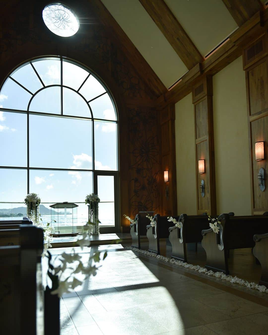 The Terrace By The Seaさんのインスタグラム写真 - (The Terrace By The SeaInstagram)「@the_terrace_by_the_sea Hawaii Wedding情報はこちら𓂃𓈒𓏸  ---------  高さ7mの窓から広がる美しい海の輝きと  その先に望むダイヤモンドヘッドに見守られながら  温かな挙式が叶います𓍯  ----------  ハワイのザ・テラス バイ・ザ・シーにて 挙式を検討されていらっしゃる方におすすめ✯  《今だけ、来店当日のご成約で 挙式料 10万円OFF  にてご案内中！ 》  挙式に必要な基本挙式、ドレス＆タキシード、新婦様ヘアメイク、アルバムがセットになったお得プランと合わせて通常価格より最大20万円OFF𓍯  プロフィール欄のURLより、ウエディングの相談ご予約が可能です。 小さい疑問や質問にもお答えいたしますので、お気軽にお問い合わせくださいませ🌺  ザ・テラス バイ・ザ・シーでは、健康と安全を最優先に配慮し、安心してハワイでの時間を楽しんでいただいております𓆉  ----------  = produce = モチーフ @motif_resort   = photo = Travis @tora_graphy  @betterhalf_hawaii ----------   プロフィール欄のURLより、ウエディングの相談ご予約も可能です。 小さい疑問や質問にもお答えいたしますので、お気軽にお問い合わせくださいませ🌺  #テラスバイザシー #TheTerraceByTheSea #TAKAMIBRIDAL #タカミブライダル #MotifRESORT #テラス花嫁 #モチーフ花嫁 #リゾートウェディング #リゾート婚 #ハワイ挙式  #カウイチャペル」4月7日 21時09分 - the_terrace_by_the_sea