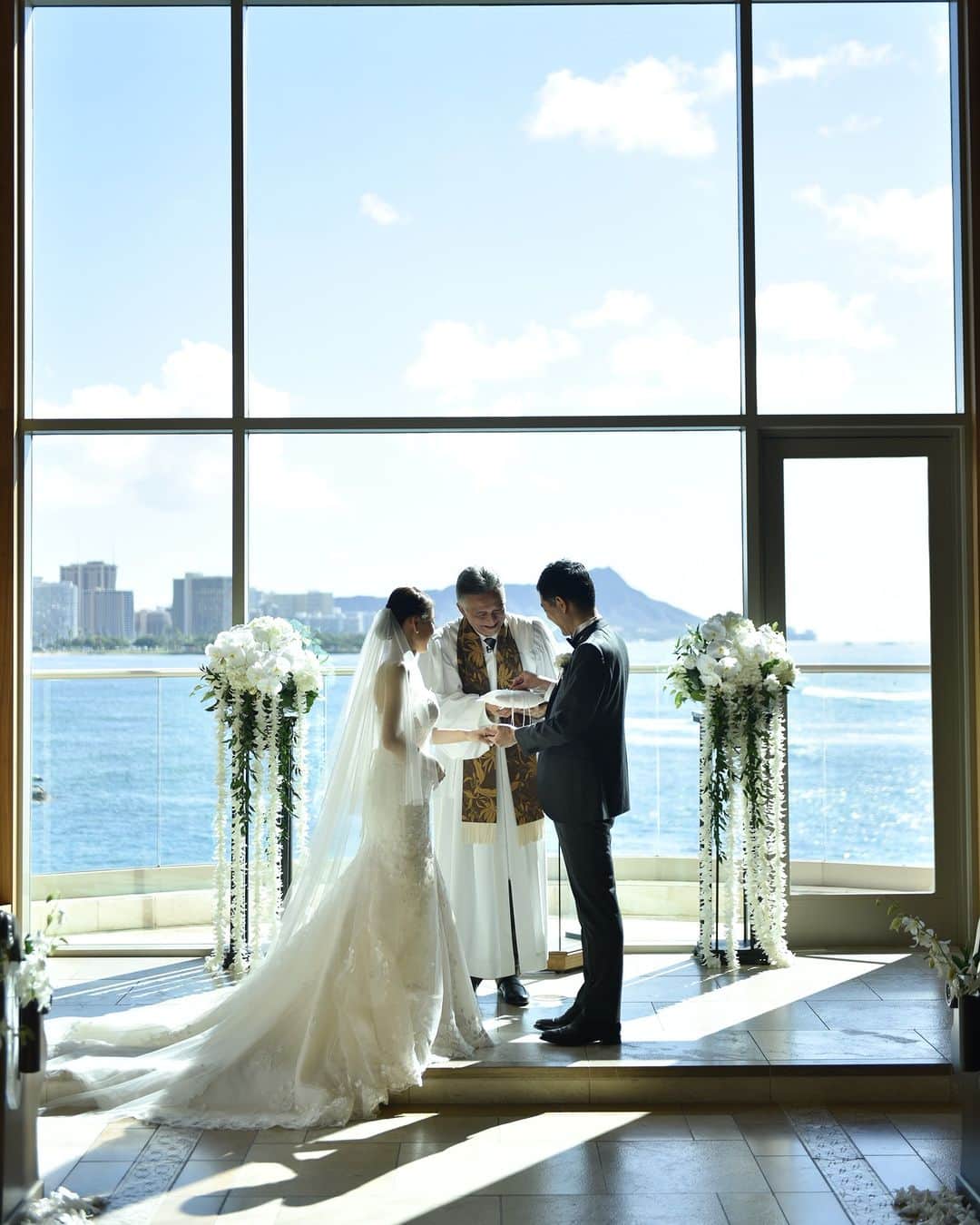 The Terrace By The Seaさんのインスタグラム写真 - (The Terrace By The SeaInstagram)「@the_terrace_by_the_sea Hawaii Wedding情報はこちら𓂃𓈒𓏸  ---------  高さ7mの窓から広がる美しい海の輝きと  その先に望むダイヤモンドヘッドに見守られながら  温かな挙式が叶います𓍯  ----------  ハワイのザ・テラス バイ・ザ・シーにて 挙式を検討されていらっしゃる方におすすめ✯  《今だけ、来店当日のご成約で 挙式料 10万円OFF  にてご案内中！ 》  挙式に必要な基本挙式、ドレス＆タキシード、新婦様ヘアメイク、アルバムがセットになったお得プランと合わせて通常価格より最大20万円OFF𓍯  プロフィール欄のURLより、ウエディングの相談ご予約が可能です。 小さい疑問や質問にもお答えいたしますので、お気軽にお問い合わせくださいませ🌺  ザ・テラス バイ・ザ・シーでは、健康と安全を最優先に配慮し、安心してハワイでの時間を楽しんでいただいております𓆉  ----------  = produce = モチーフ @motif_resort   = photo = Travis @tora_graphy  @betterhalf_hawaii ----------   プロフィール欄のURLより、ウエディングの相談ご予約も可能です。 小さい疑問や質問にもお答えいたしますので、お気軽にお問い合わせくださいませ🌺  #テラスバイザシー #TheTerraceByTheSea #TAKAMIBRIDAL #タカミブライダル #MotifRESORT #テラス花嫁 #モチーフ花嫁 #リゾートウェディング #リゾート婚 #ハワイ挙式  #カウイチャペル」4月7日 21時09分 - the_terrace_by_the_sea