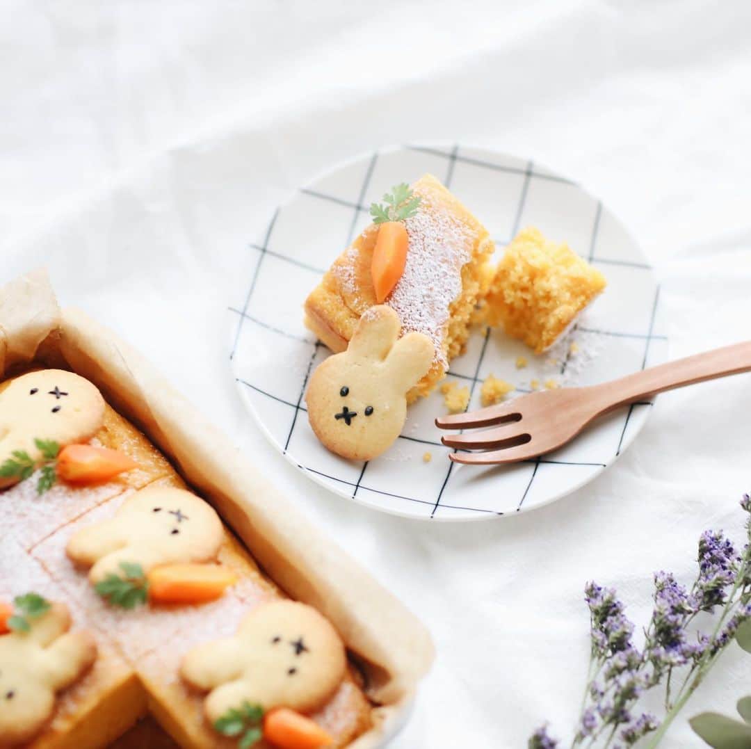 きなこのインスタグラム：「進級おめでとうケーキ🥕 いよいよ2年生がスタート。一年前は知らない子ばかりの環境の中で、休み時間に黙々と何冊もの自由帳を消費していた息子。一年かけてようやく慣れてきたクラスなのに入れ替わってしまうことを不安に思っていたけど、「喋れる子がいた♩」と嬉しそうに帰ってきました😚 子どもの適応力は凄いね。たくましい✨ 新生活がスタートする子どもたちが、みんな毎日を笑顔で過ごせますように🌸  野菜嫌いな息子が小さい頃から喜んで食べてくれるのでよく作ってきたキャロットケーキ。にんじん一本まるごとすりおろして、材料を混ぜて焼くだけの簡単レシピ♩週末はイースターなので、今の時期にもぴったり🐰🥕  ▶︎ブログにレシピ詳細載せてます🙌 →プロフィールのリンクからどうぞ☺︎」