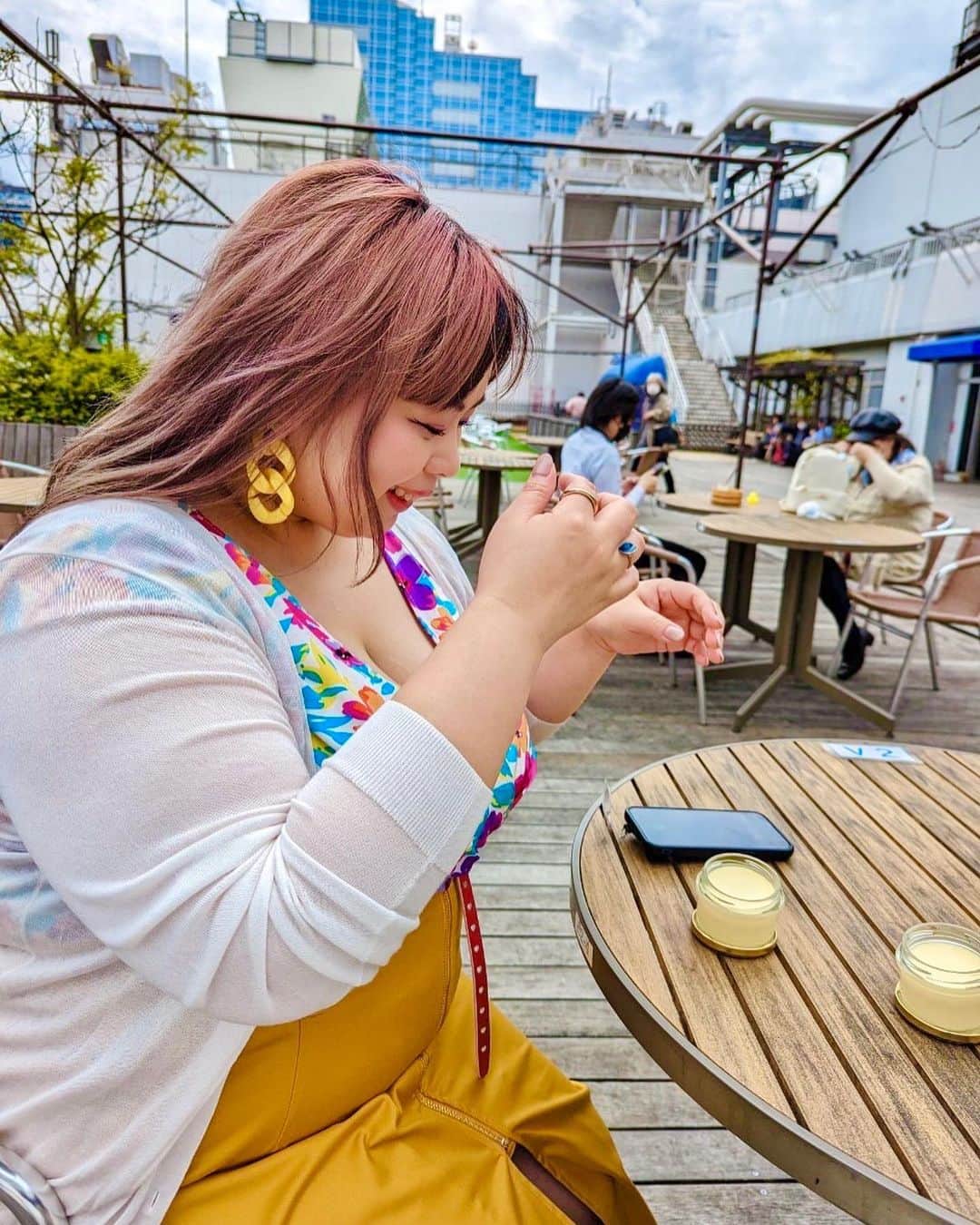 桃果愛さんのインスタグラム写真 - (桃果愛Instagram)「.  池袋東武百貨店 @tobu_ikebukuro で開催中のプリンパーティー🍮🍮🥳🎉✨  お友達の"プリンのりゅうへいさん" @purin_ryuhey が作ったプリンを食べに行ってきたよ😋🍮💕  プリンのりゅうへいさんは、国際プリン協会会長🍮 プリンを愛し、世界をプリンで幸せにしている人💛  プリンのりゅうへいさんの"あったかプリン" 作りたてのあったかいプリン🍮を食べた😋  優しくて心がホッとするプリンだった🫶😌 りゅうへいさんもあったかい人なので、人柄がそのままプリンになったみたいな💕  他にも美味しそうなプリンがいっぱいあって😍 全店舗のは食べられなかったけど、美味しいプリンたちに出会えて幸せでした✨(結構食べた😂)  はしごプリンに付き合ってくれたのはともみさん @tomomi_behealthy 💓  ウォーキング自主練メンバーに急遽「明日プリン行かない？🍮」って声かけてみた。 可愛いナンパの手口みたい😂  急な前日のお誘いに付き合ってくれてありがとーぅ😚🫶  プリンパーティーはまるでプリンの遊園地みたいだった🎡💕  『Nスタ』 @nst_tbs さんで放送されたってよ🤭 お客さんだけど、かなりガチなお客さんです😂💓  楽しい束の間の癒し時間をありがとうございました😋 この日のコーデは『プリンパーティーコーデ！！🍮』 よろしく😎  〜Love yourself and be happy!〜 Aimomoka💋  #池袋グルメ #東武百貨店 #グルメ女子 #プリン好き #スイーツ女子 #nスタ #プリンパーティー #プリンのりゅうへい さん #ぽっちゃりグルメ」4月7日 21時11分 - ai_momoka.plussizemodel
