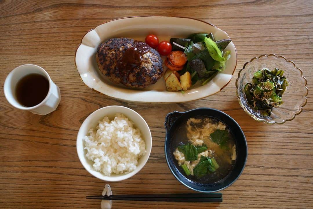 阿部春弥のインスタグラム：「・ This is a hamburger lunch my daughter cooked for her spring break project. ・ 娘の春休み中の課題で料理したハンバーグランチ。 美味しくいただきました。」