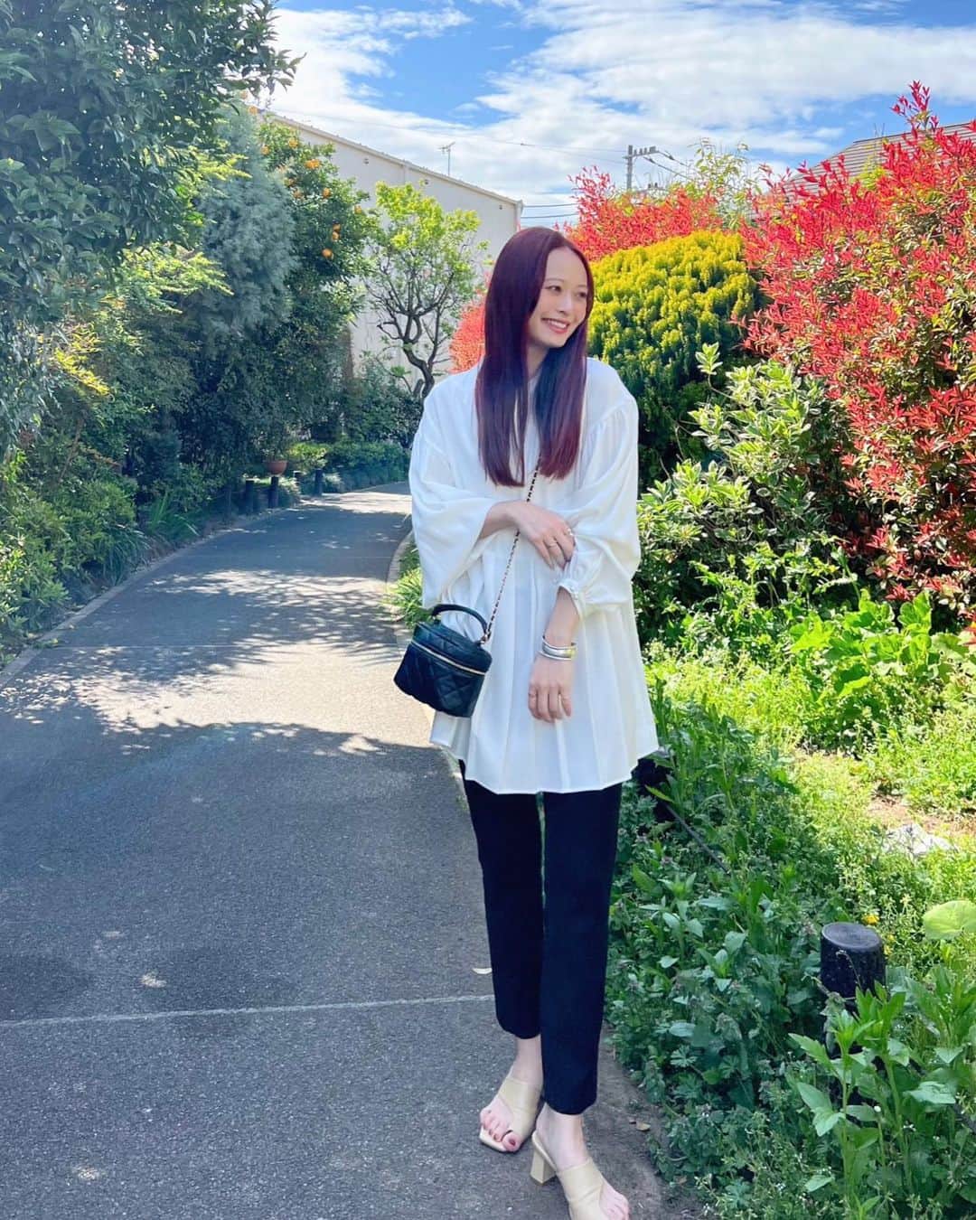のインスタグラム：「𓂃𓈒𓏸︎︎︎︎ ❤︎ ⁡ キレイめな白のブラウスに キルティングバニティバッグを合わせたよ💓 ⁡ お散歩したりするのに ちょーどいい気温だった日☀️ ⁡ ⁡ tops： @styledoor_official  bag： @grl_official  bangle： @sakiii049 @saki_felice  sandal： @orientaltraffic_official @lily02tbt  ⁡ ⁡ #mai___fashion #mai___code #コーデ #コーディネート #fashion #ファッション #カジュアル #カジュアルコーデ  #大人カジュアル #大人女子 #大人可愛い #プチプラ #grl #grlコーデ #グレイル購入品 #グレイルコーデ #グレイル #きれいめカジュアル #春コーデ #カフェ #都内カフェ巡り #カフェ巡り  #春服 #春服コーデ #キルティングバッグ #バニティバッグ #キルティング #styledoor #emmataylor」