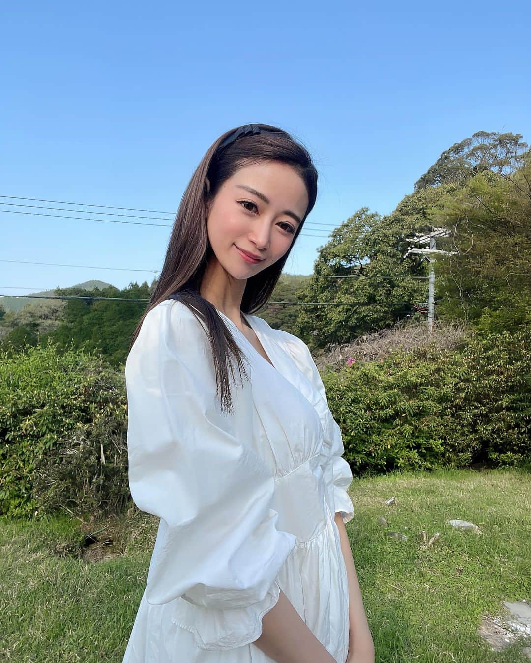 児玉菜々子のインスタグラム：「遅くなりましたがお誕生日でした🐈🎂💐  沢山のお祝いのお言葉本当にありがとうございます🥺✨ 心の温まるメッセージばかりで新しい年をとても幸せな気持ちで迎えることができました🥰  歳を重ねるごとに大切な人は増え、幸せも増えて、自分を取り囲む環境全てに感謝の気持ちでいっぱいです。  20代の自分と変わった所は勿論見た目や考え方、他にも多々ありますが1番の変化は様々なことに感謝ができるようになりました。  お天気が良いこと、綺麗なお花を見れたこと、道を歩いてたら可愛いワンコや猫ちゃんに出会えたこと、ご飯が美味しく食べれていること、素敵なワインに出会えたこと、今日も生きてること、日常で起こる様々なことに感謝出来る様になりました。  どうしてこうなったのかなと思い返すと、やっぱり私にとっては愛犬たけしの存在が大きかったです。  保護犬であるたけしは元々身体も弱くて気持ちはタフだけど全身麻酔が必要な大きい手術も何回もしました。  たけしに関して、本当に心から生きてくれてるだけで存在してくれているだけで感謝で。 たけしを助けてくれている病院の先生、1番お世話してくれてるお母さん、そして何度も試練を乗り越えて生きてくれてるたけしにも本当にありがとうでいっぱいです。  今の私はたけしのおかげ☺️  もちろんファンの皆や友達家族は当たり前に1番感謝でいっぱいだし、ずーっと変わらず大切です🥰  いつも私やたけしを愛してくれてありがとう🌹  長くなりましたが今年も皆さんよろしくお願いします🐈🐕❤️❤️❤️  #お誕生日 #birthday  #happybirthday  #4月生まれ #感謝 #ありがとう #たけしのいる生活  #instagood  #instagram  #instalike  #instadaily  #instadog  #instadogs  #followme #保護犬 #保護猫 #保護犬を家族に」