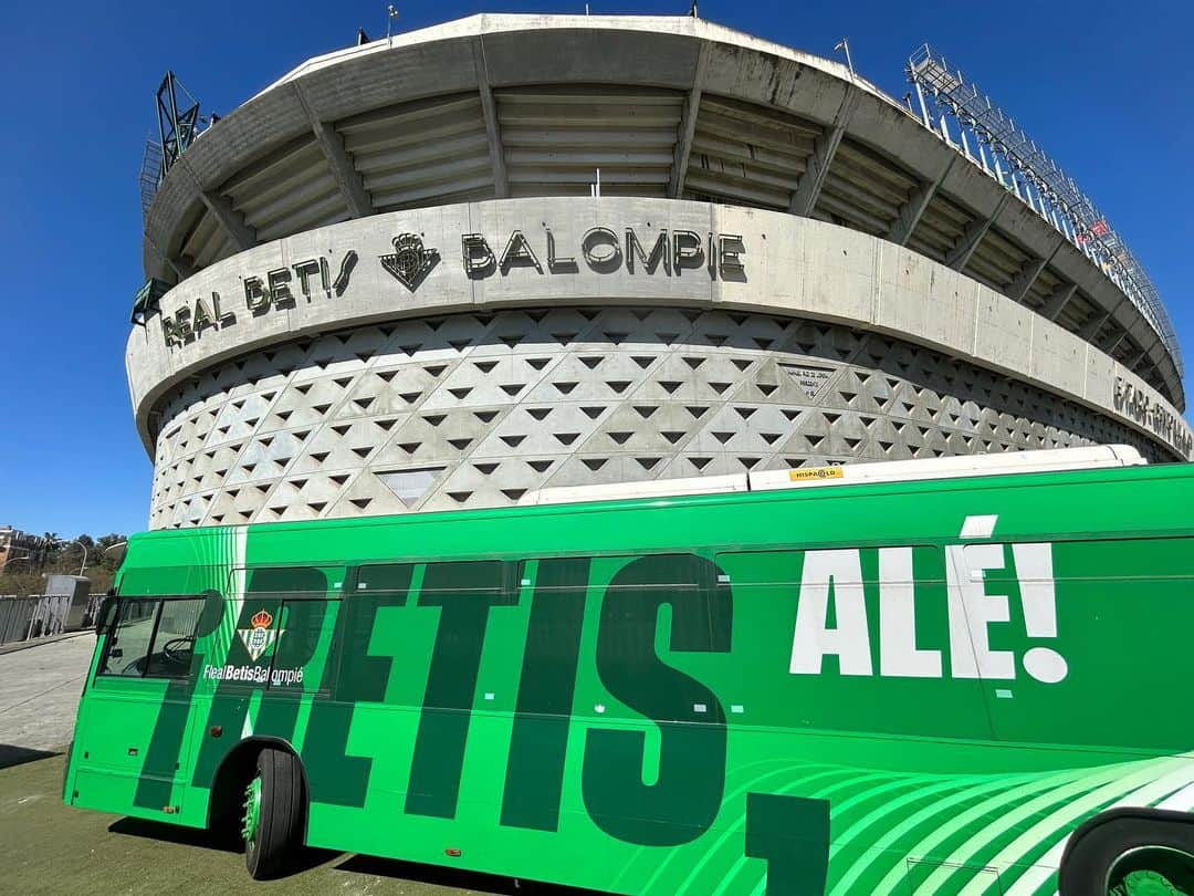 瀬崎一耀のインスタグラム：「スペイン南部セビリアにある レアルベティスのホーム Estadio Benito Villamarín🟢  気温は前日のバルセロナより5度高く12時で26℃🔥 スタジアムの前には噴水に椰子の木とスペインの中でもリゾートという雰囲気が漂っていました！  飾り気のない歴史の重みを感じる石造りのスタジアムで、現エスパルスの乾選手がここでプレーしていたと思うと、改めて凄みを実感！  今日は休業日でスタジアムの周りを歩くことしかできませんでしたが、現役のレジェンドであるホアキン選手はやはり崇められているんだなあと感じました🙌🏻  先日のアトレティコとの試合も生で観戦しましたが、まもなく70歳を迎えるペジェグリーニ監督が完成度を高めつつあるチームは非常に見応えがあります！！  またいつかこの地で観戦できることを楽しみにします🟢  #realbetis #laligasmartbank」