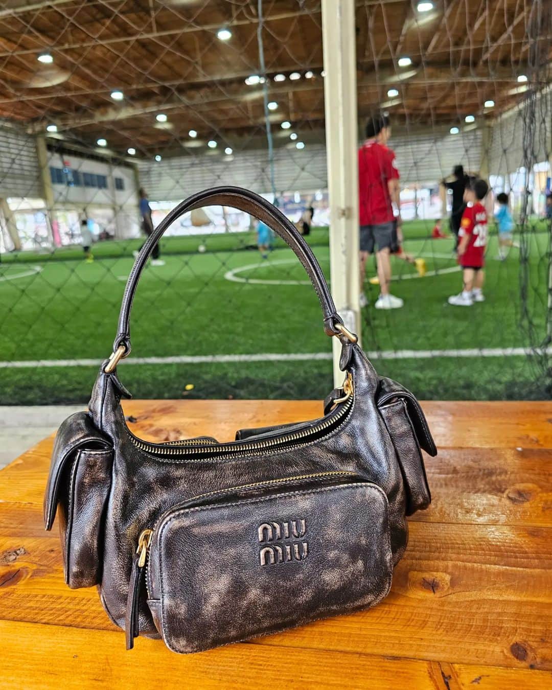 Araya Alberta Hargateのインスタグラム：「Soccer day ⚽️🐒🐒 with my  #MiuMiuMultiPocket  @miumiu #MiuMiu」