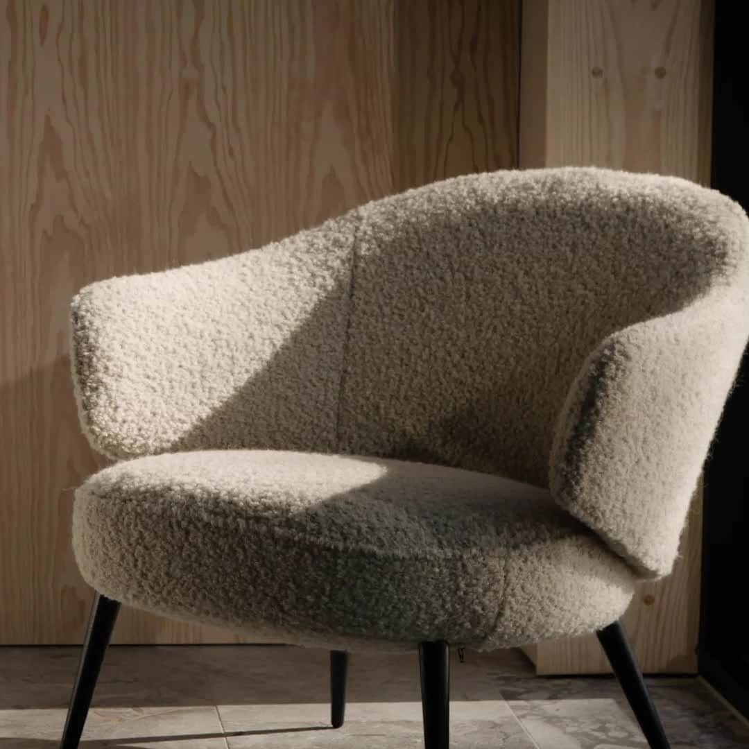 BoConceptのインスタグラム：「Say hello to Charlotte. With an embracing design and superior seating comfort, this modern armchair is all you need to create a cosy reading nook. Discover Charlotte via link in bio.  #boconcept #liveekstraordinaer #ekstraordinærsince1952 #interiordesignservice #anystyleaslongasitsyours #chair #livingroom #interiordesign」