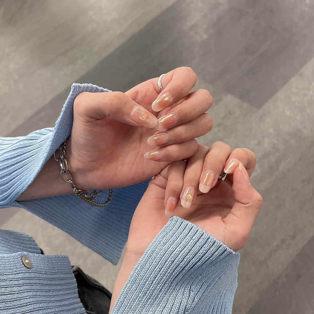 加藤愛永のインスタグラム：「今回のネイル可愛い🟠 オレンジチークネイルしたょ🍊 . ナチュラルちゅるるんうるうる(やまかしい)で 気に入ってる😃‼️上出来です . . #セルフネイル #セルフジェルネイル  #チークネイル #オレンジチークネイル  #オーロラネイル #kyatonails #春ネイル #セルフジェル」