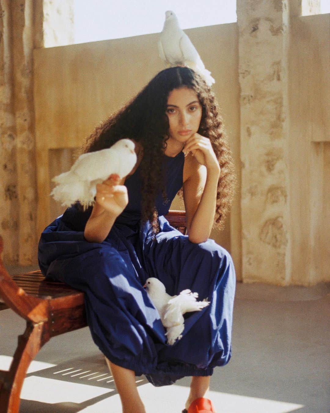 カシミ オムのインスタグラム：「Our LUNJA TECHNICAL DRESS in TUAREG BLUE.   Featuring a panelled racer neck and gathered balloon skirt. Cut for a relaxed fit.  Available online now.   #QASIMISS23」